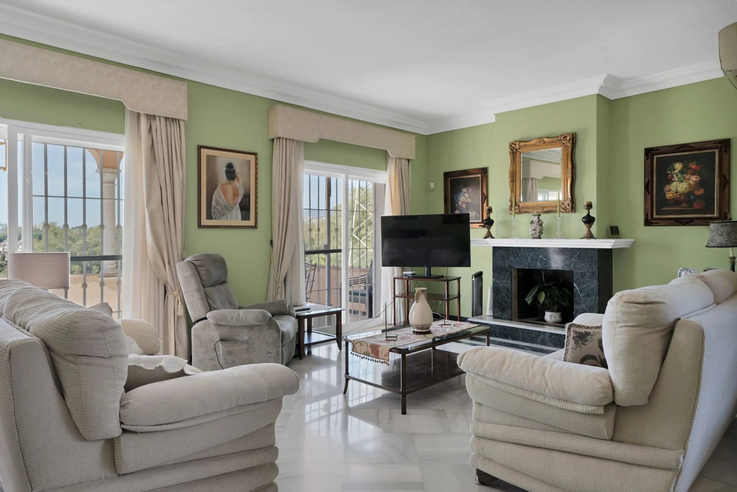 Welcome to this stunning classic-style villa is located in Alta Vista, San Pedro de Alcántara, Málaga. With a plot size of 1000m² and a built area of 500m², this property offers ample space to enjoy life on the Costa del Sol.