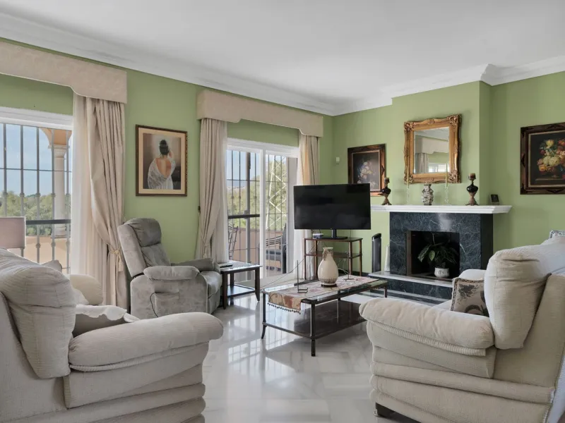 Welcome to this stunning classic-style villa is located in Alta Vista, San Pedro de Alcántara, Málaga. With a plot size of 1000m² and a built area of 500m², this property offers ample space to enjoy life on the Costa del Sol.