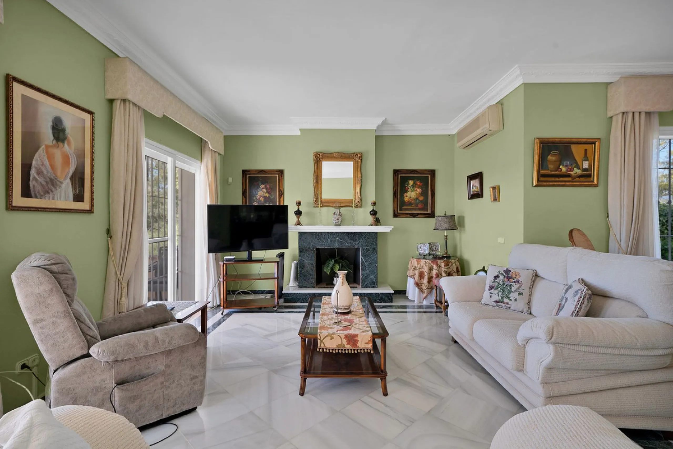 Welcome to this stunning classic-style villa is located in Alta Vista, San Pedro de Alcántara, Málaga. With a plot size of 1000m² and a built area of 500m², this property offers ample space to enjoy life on the Costa del Sol.