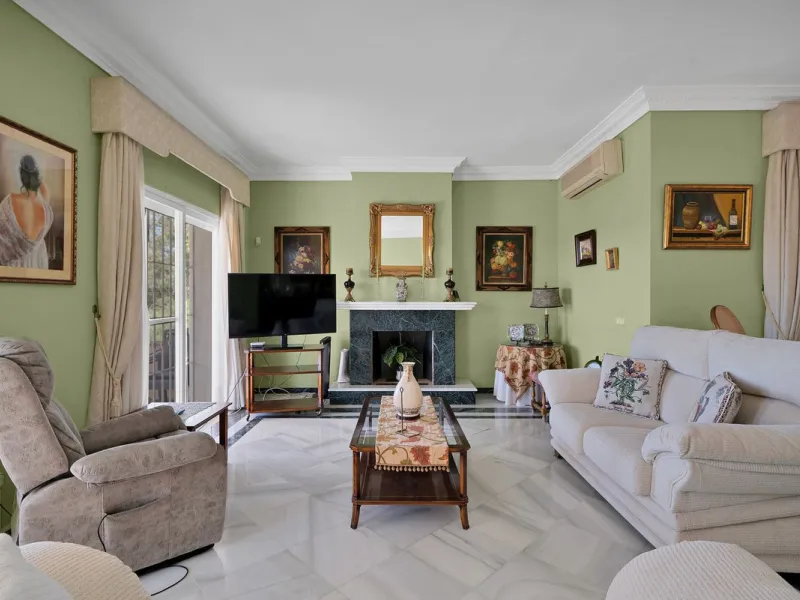 Welcome to this stunning classic-style villa is located in Alta Vista, San Pedro de Alcántara, Málaga. With a plot size of 1000m² and a built area of 500m², this property offers ample space to enjoy life on the Costa del Sol.