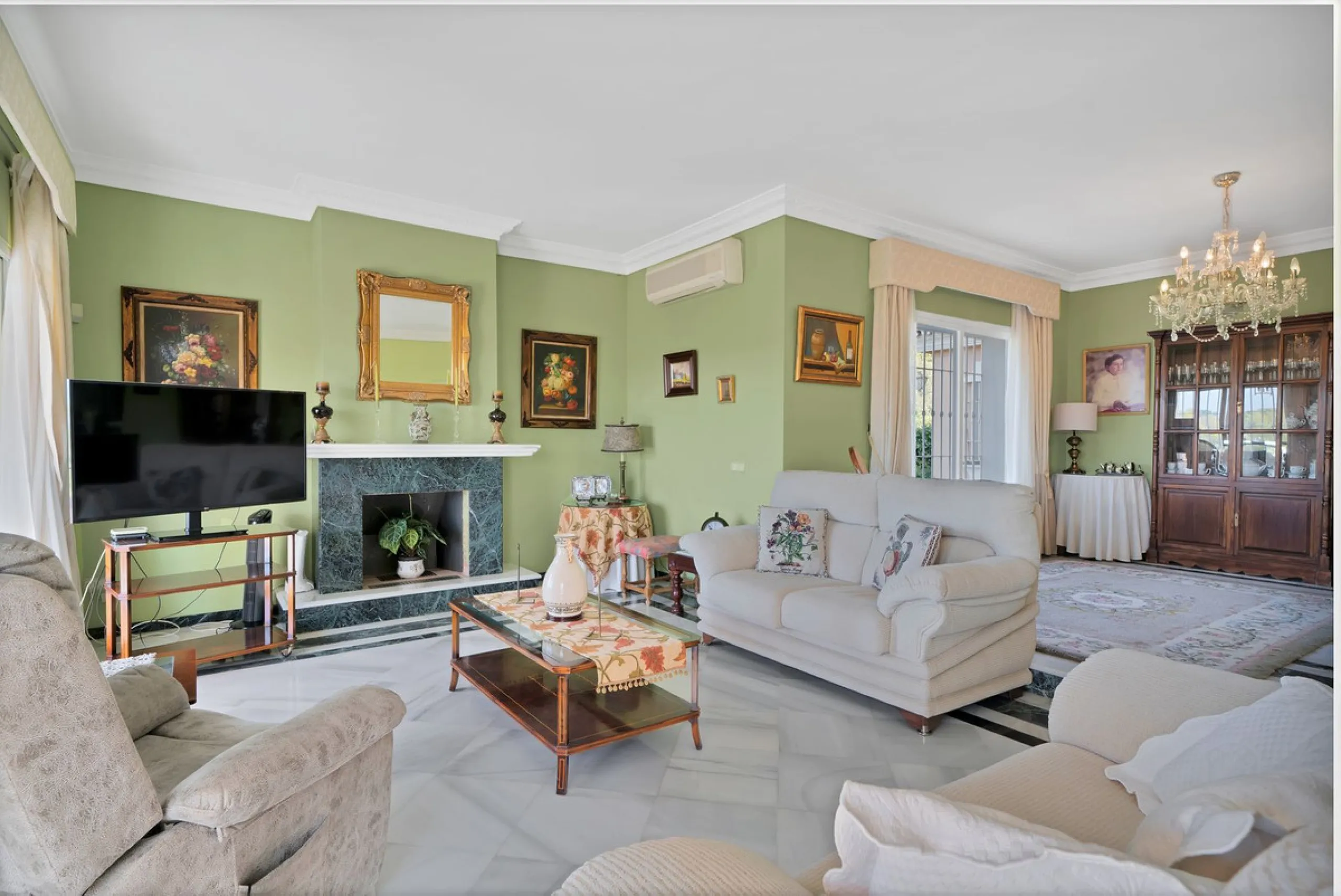 Welcome to this stunning classic-style villa is located in Alta Vista, San Pedro de Alcántara, Málaga. With a plot size of 1000m² and a built area of 500m², this property offers ample space to enjoy life on the Costa del Sol.