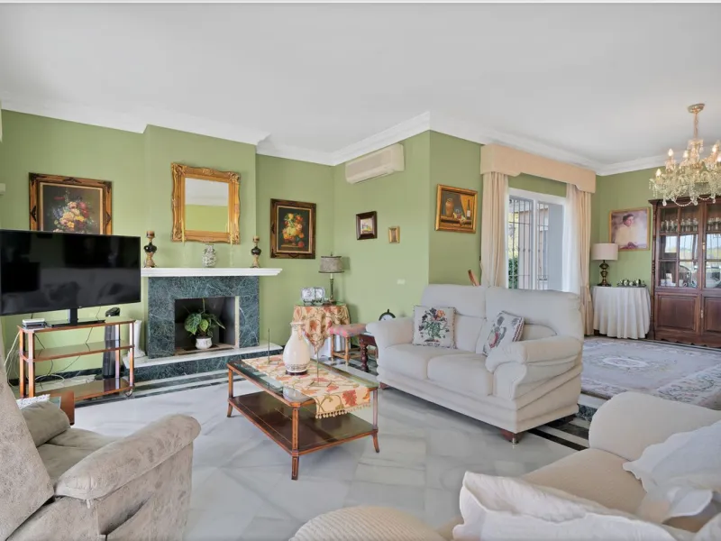 Welcome to this stunning classic-style villa is located in Alta Vista, San Pedro de Alcántara, Málaga. With a plot size of 1000m² and a built area of 500m², this property offers ample space to enjoy life on the Costa del Sol.
