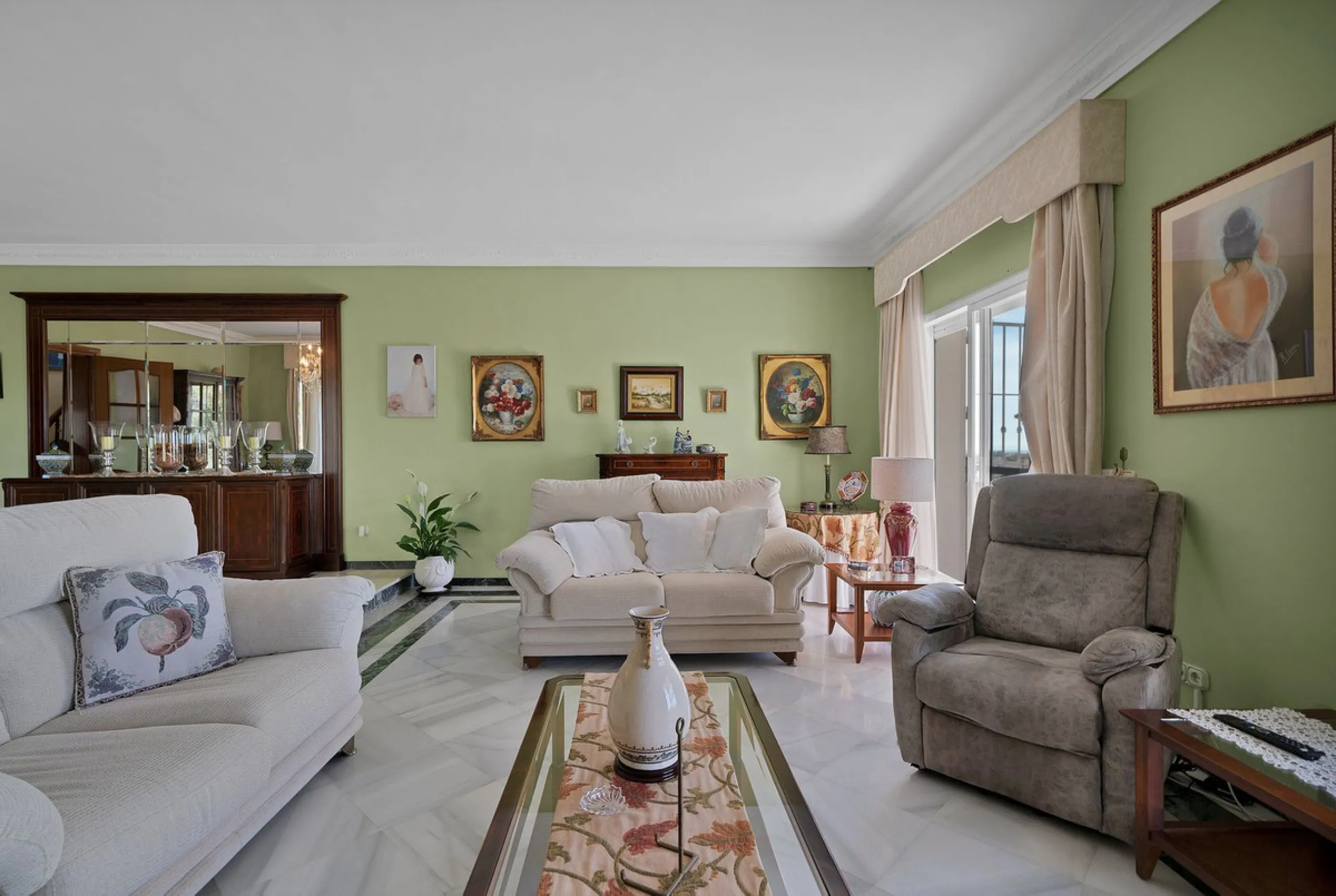 Welcome to this stunning classic-style villa is located in Alta Vista, San Pedro de Alcántara, Málaga. With a plot size of 1000m² and a built area of 500m², this property offers ample space to enjoy life on the Costa del Sol.