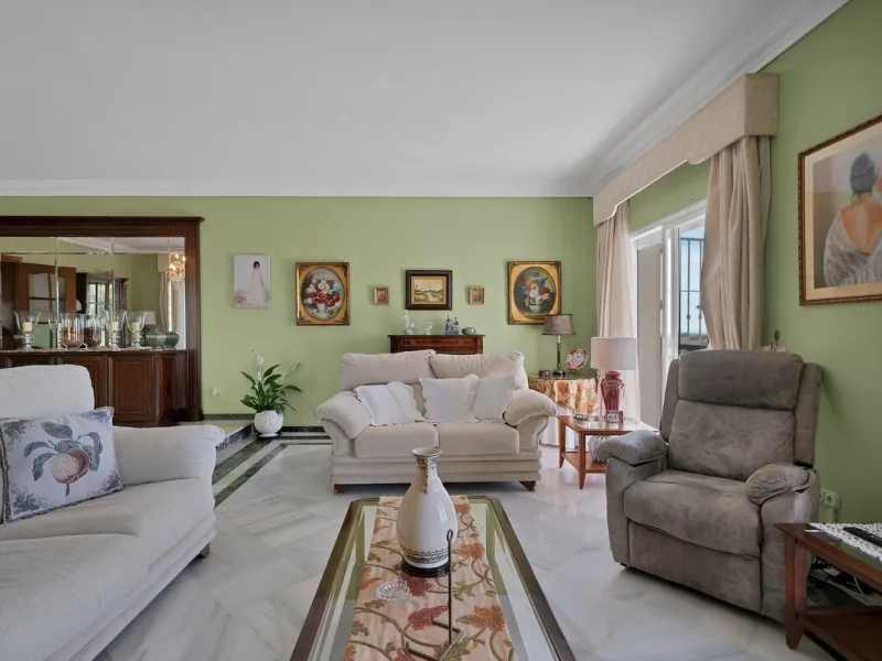 Welcome to this stunning classic-style villa is located in Alta Vista, San Pedro de Alcántara, Málaga. With a plot size of 1000m² and a built area of 500m², this property offers ample space to enjoy life on the Costa del Sol.