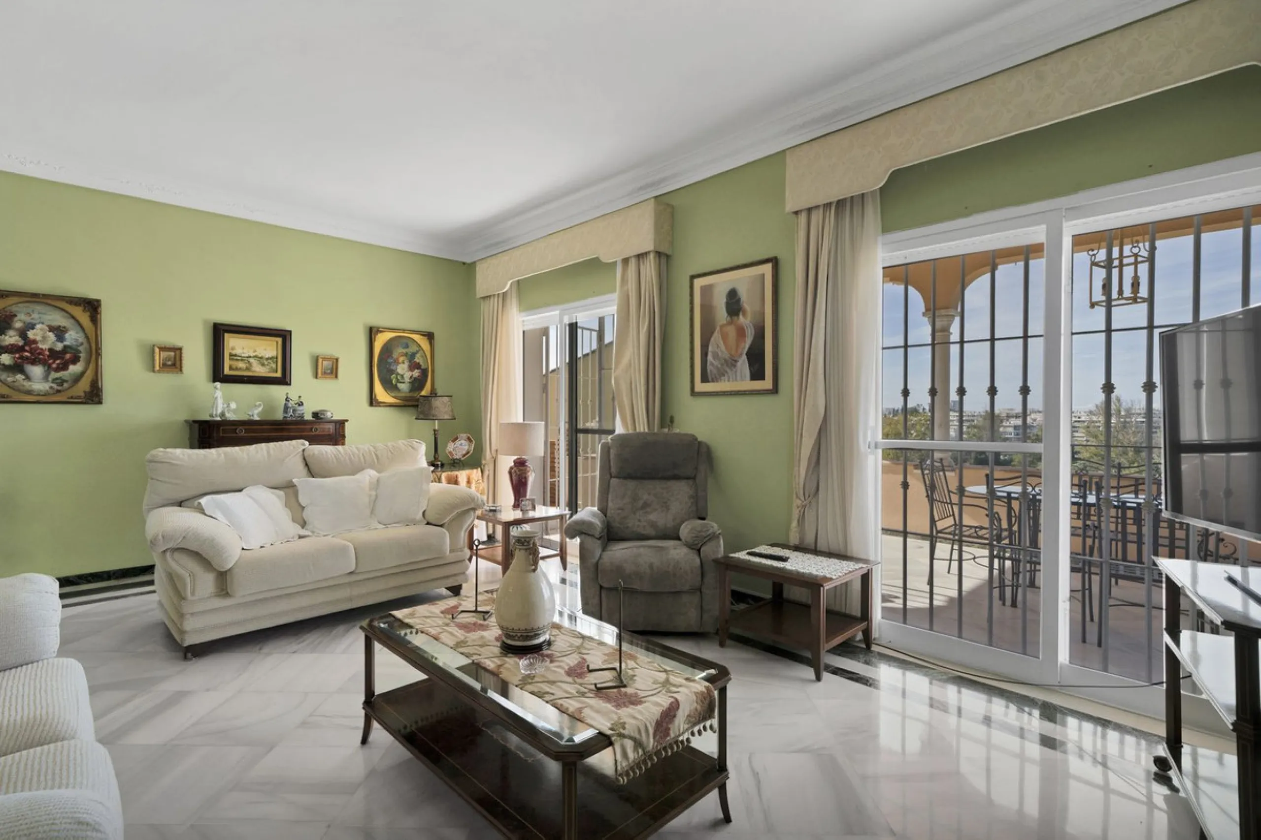 Welcome to this stunning classic-style villa is located in Alta Vista, San Pedro de Alcántara, Málaga. With a plot size of 1000m² and a built area of 500m², this property offers ample space to enjoy life on the Costa del Sol.