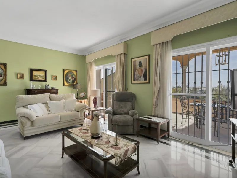 Welcome to this stunning classic-style villa is located in Alta Vista, San Pedro de Alcántara, Málaga. With a plot size of 1000m² and a built area of 500m², this property offers ample space to enjoy life on the Costa del Sol.