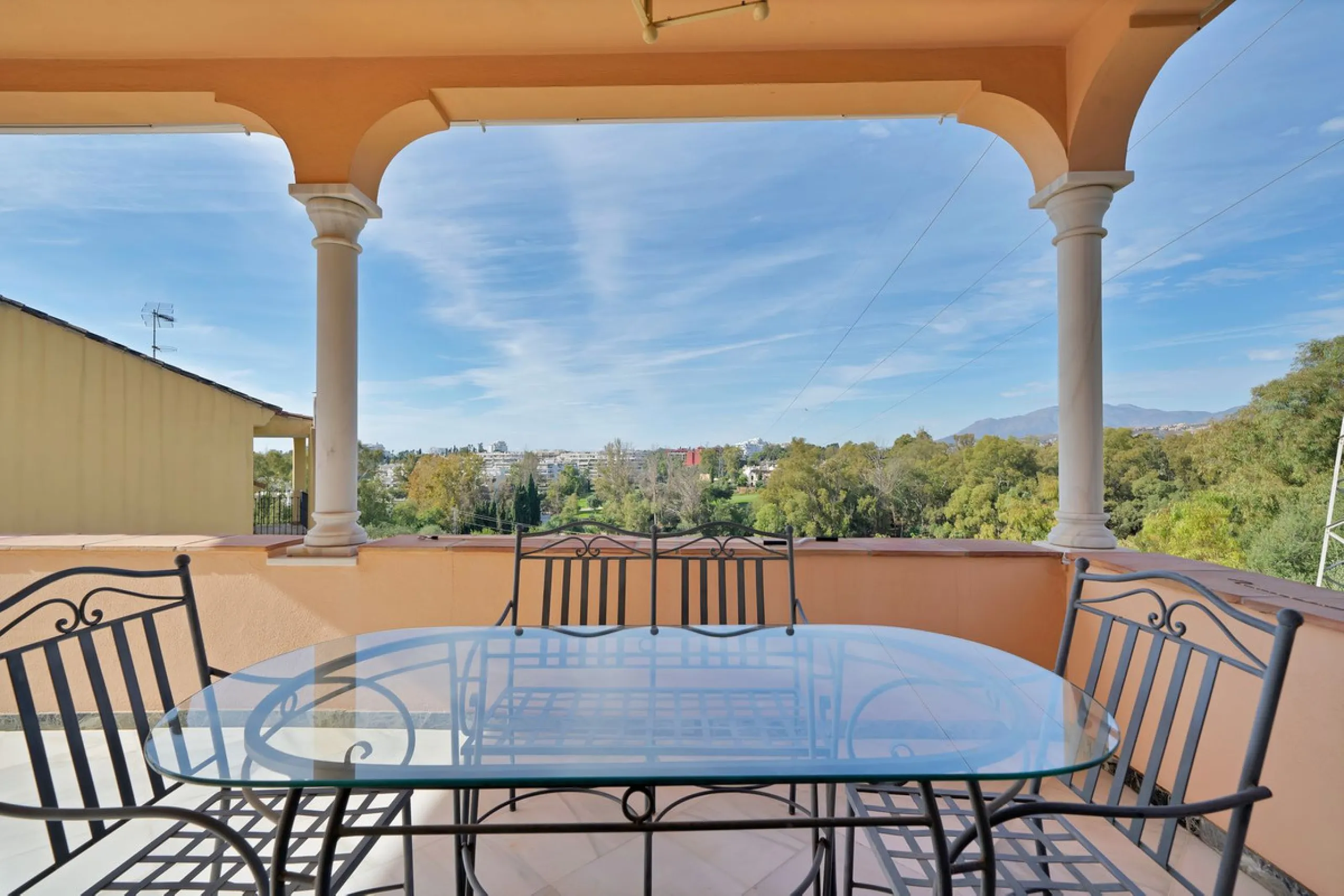 Welcome to this stunning classic-style villa is located in Alta Vista, San Pedro de Alcántara, Málaga. With a plot size of 1000m² and a built area of 500m², this property offers ample space to enjoy life on the Costa del Sol.