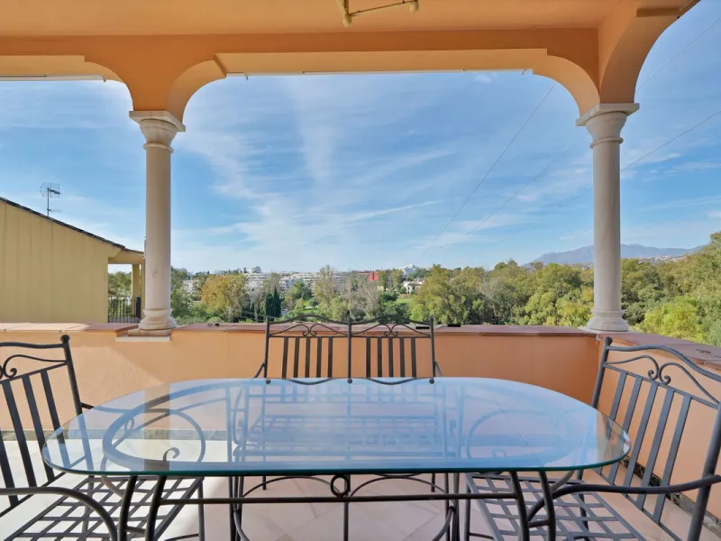 Welcome to this stunning classic-style villa is located in Alta Vista, San Pedro de Alcántara, Málaga. With a plot size of 1000m² and a built area of 500m², this property offers ample space to enjoy life on the Costa del Sol.