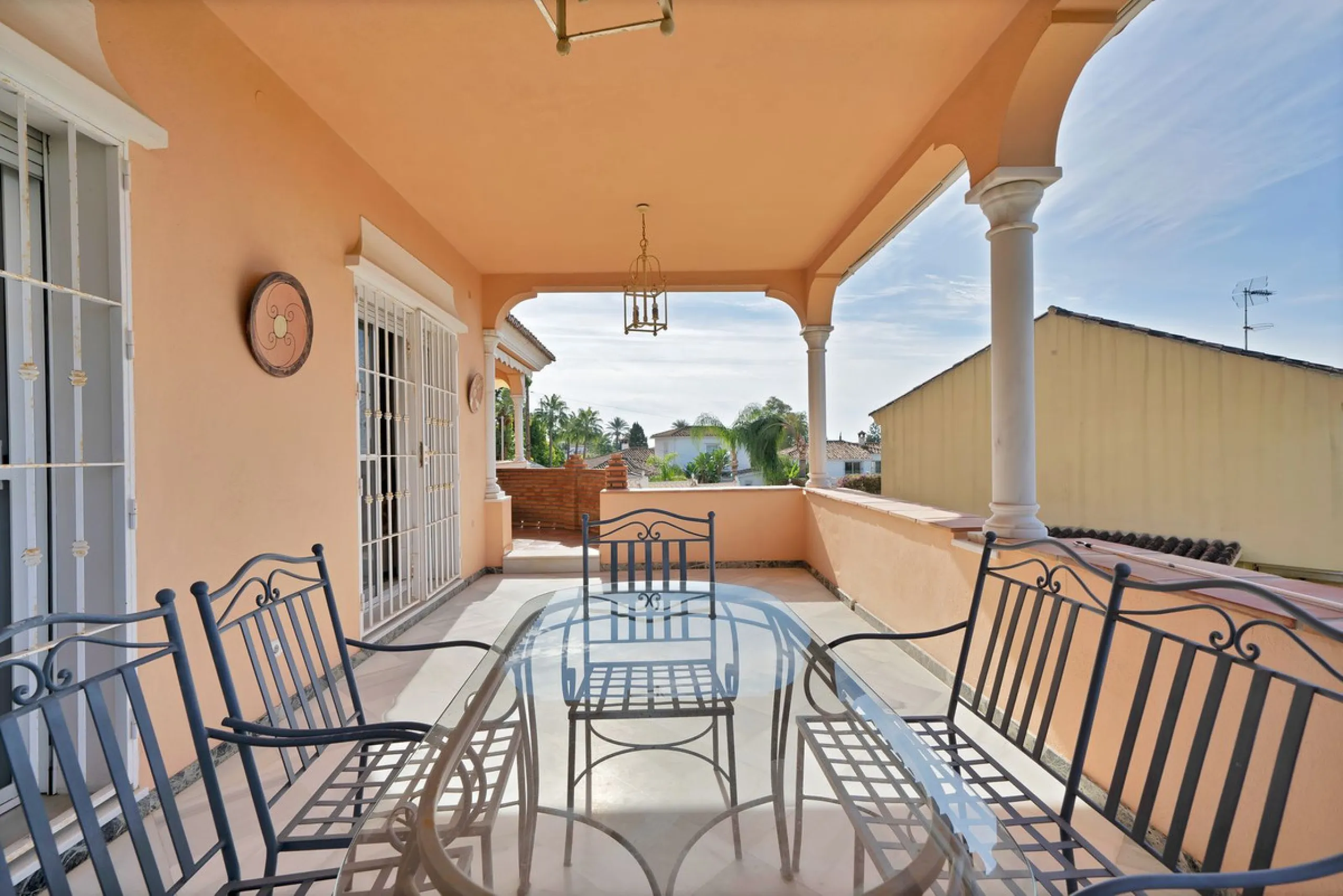 Welcome to this stunning classic-style villa is located in Alta Vista, San Pedro de Alcántara, Málaga. With a plot size of 1000m² and a built area of 500m², this property offers ample space to enjoy life on the Costa del Sol.