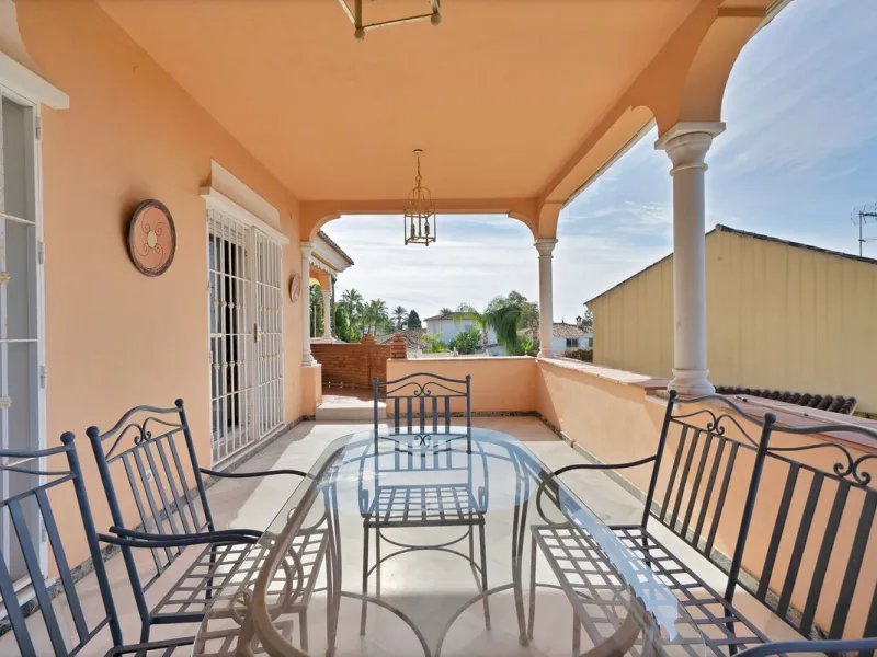 Welcome to this stunning classic-style villa is located in Alta Vista, San Pedro de Alcántara, Málaga. With a plot size of 1000m² and a built area of 500m², this property offers ample space to enjoy life on the Costa del Sol.