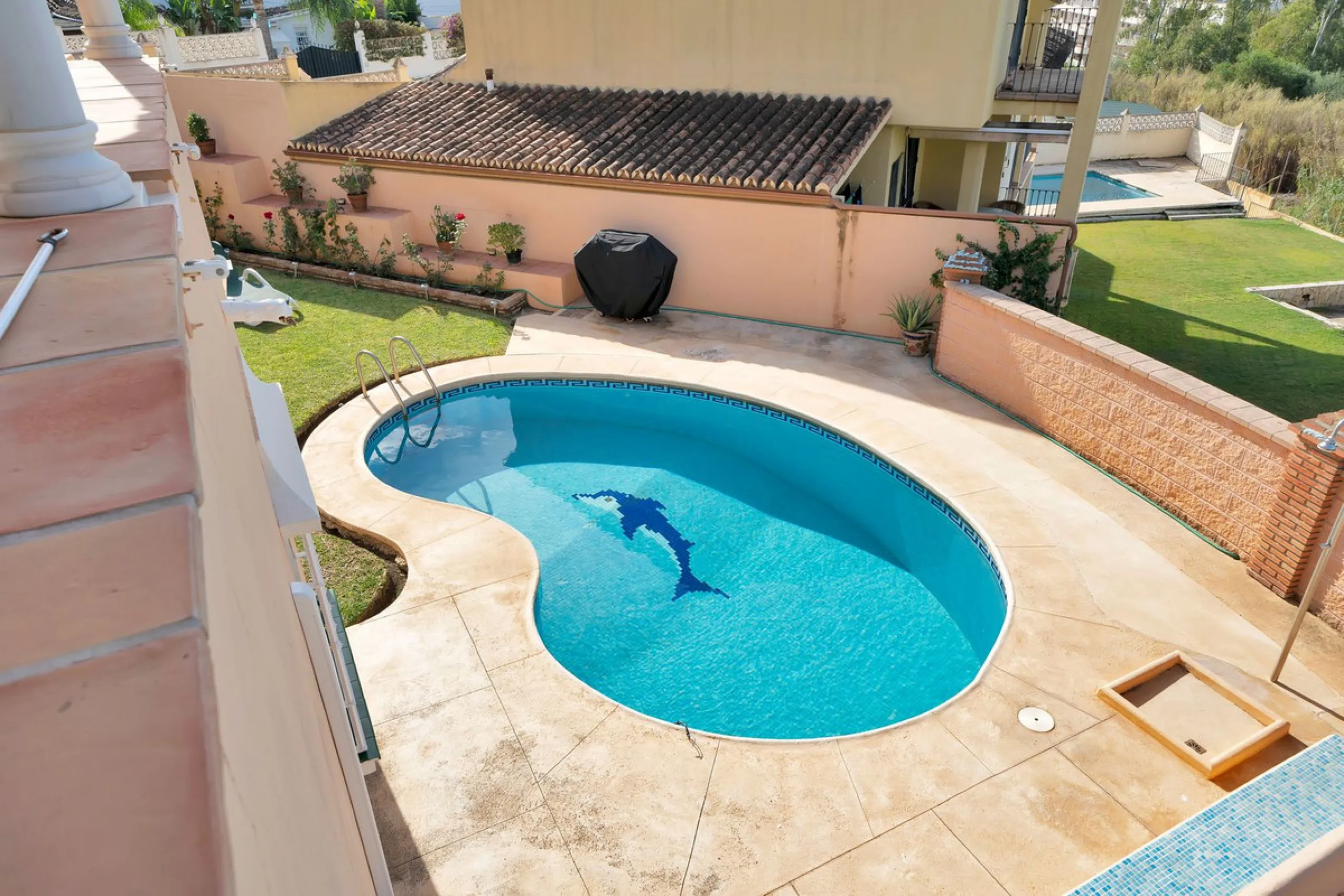 Welcome to this stunning classic-style villa is located in Alta Vista, San Pedro de Alcántara, Málaga. With a plot size of 1000m² and a built area of 500m², this property offers ample space to enjoy life on the Costa del Sol.