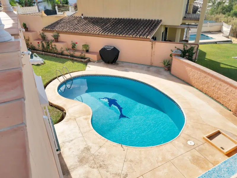 Welcome to this stunning classic-style villa is located in Alta Vista, San Pedro de Alcántara, Málaga. With a plot size of 1000m² and a built area of 500m², this property offers ample space to enjoy life on the Costa del Sol.