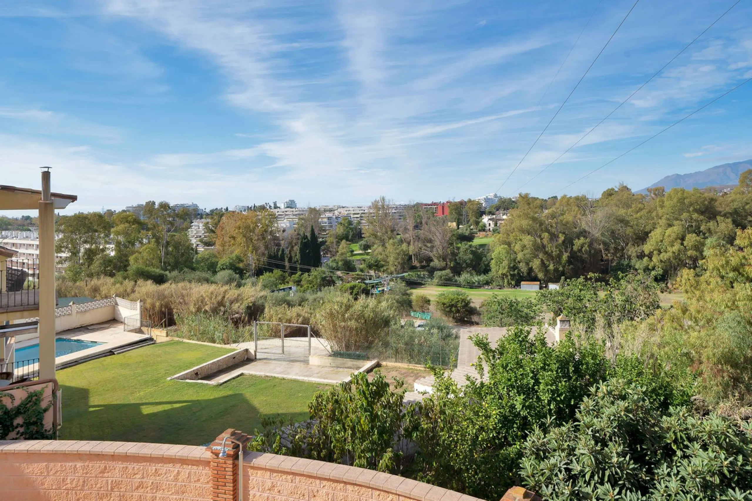 Welcome to this stunning classic-style villa is located in Alta Vista, San Pedro de Alcántara, Málaga. With a plot size of 1000m² and a built area of 500m², this property offers ample space to enjoy life on the Costa del Sol.