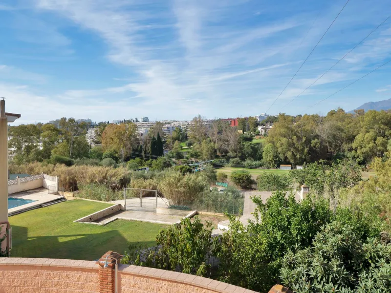 Welcome to this stunning classic-style villa is located in Alta Vista, San Pedro de Alcántara, Málaga. With a plot size of 1000m² and a built area of 500m², this property offers ample space to enjoy life on the Costa del Sol.