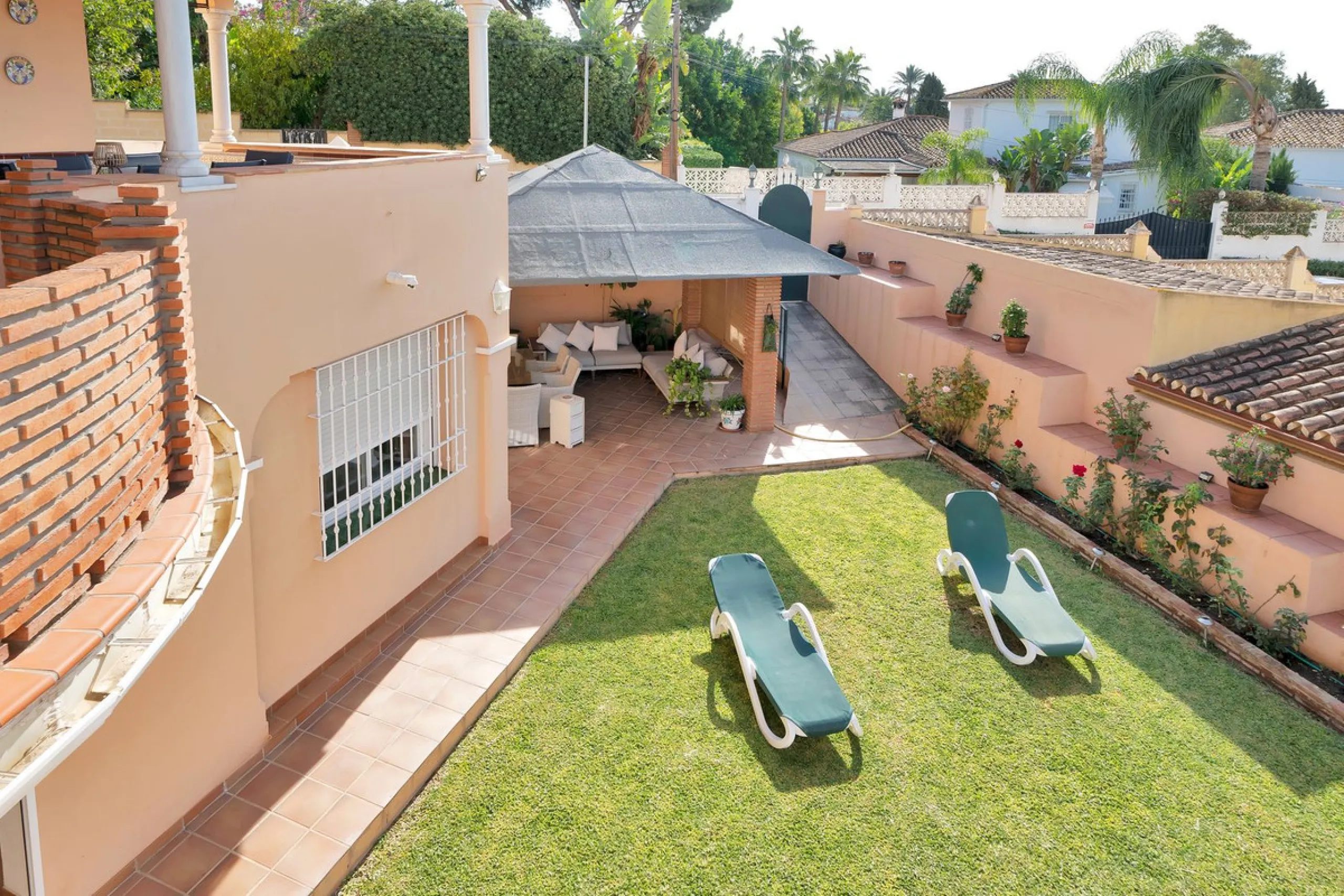 Welcome to this stunning classic-style villa is located in Alta Vista, San Pedro de Alcántara, Málaga. With a plot size of 1000m² and a built area of 500m², this property offers ample space to enjoy life on the Costa del Sol.