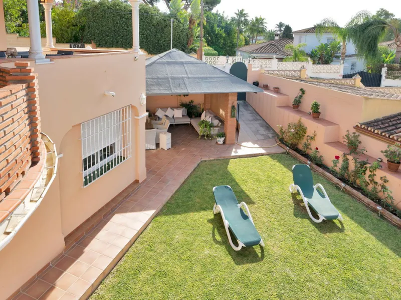 Welcome to this stunning classic-style villa is located in Alta Vista, San Pedro de Alcántara, Málaga. With a plot size of 1000m² and a built area of 500m², this property offers ample space to enjoy life on the Costa del Sol.