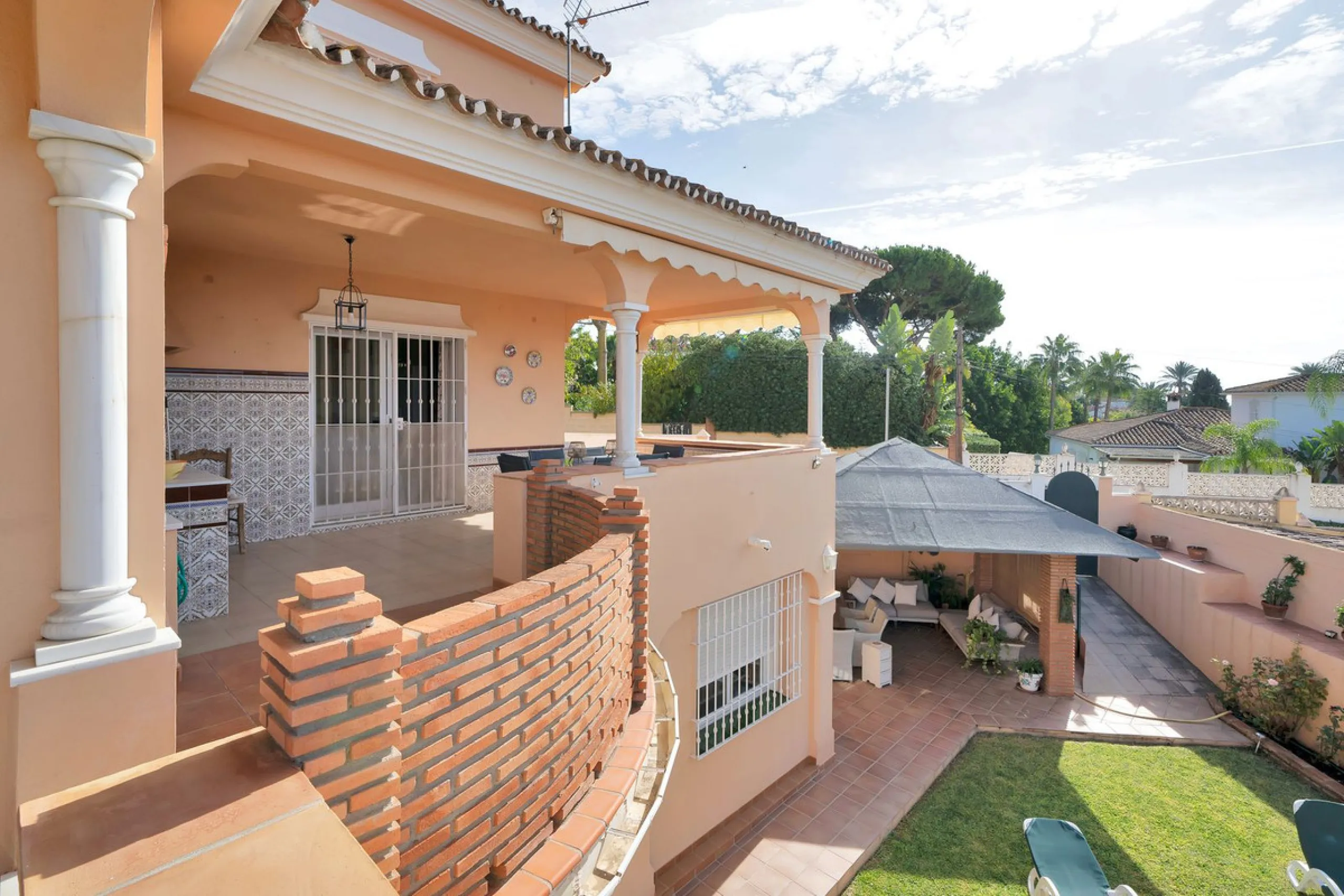 Welcome to this stunning classic-style villa is located in Alta Vista, San Pedro de Alcántara, Málaga. With a plot size of 1000m² and a built area of 500m², this property offers ample space to enjoy life on the Costa del Sol.