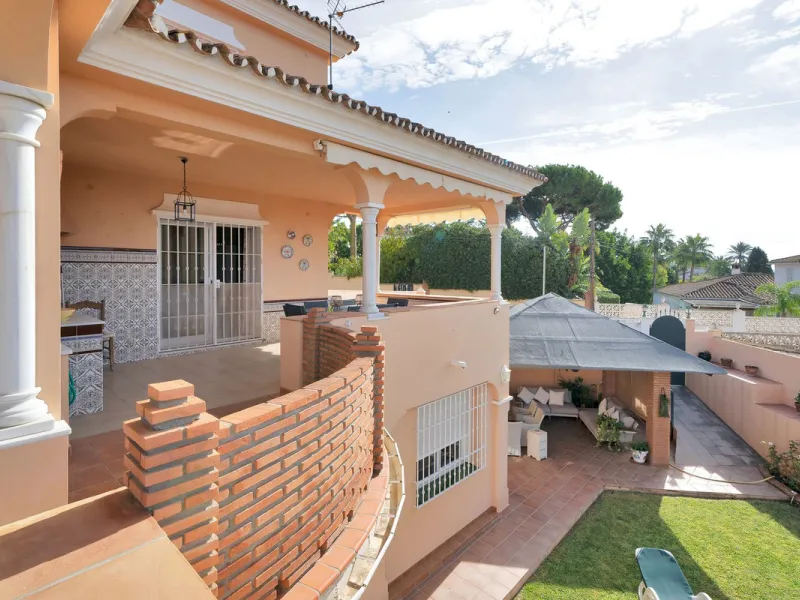 Welcome to this stunning classic-style villa is located in Alta Vista, San Pedro de Alcántara, Málaga. With a plot size of 1000m² and a built area of 500m², this property offers ample space to enjoy life on the Costa del Sol.