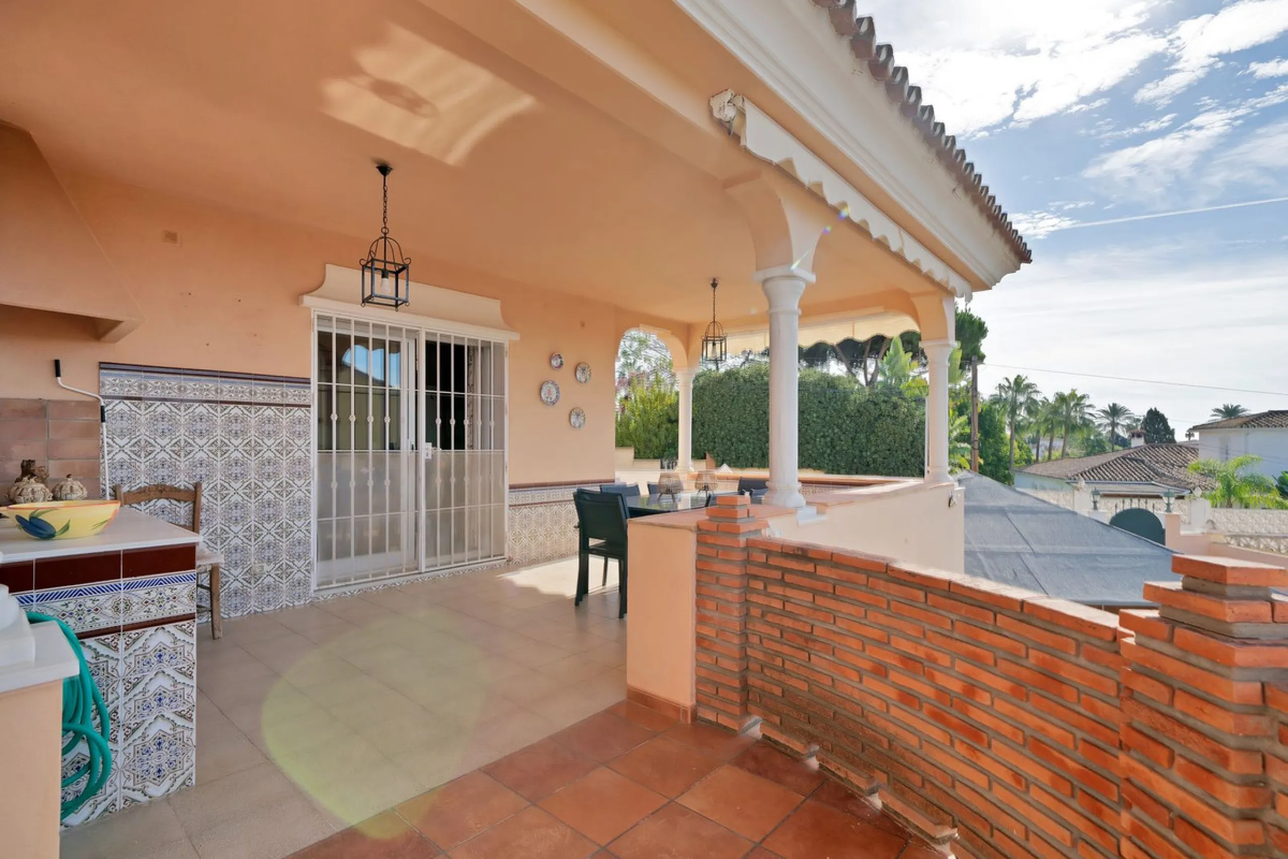 Welcome to this stunning classic-style villa is located in Alta Vista, San Pedro de Alcántara, Málaga. With a plot size of 1000m² and a built area of 500m², this property offers ample space to enjoy life on the Costa del Sol.