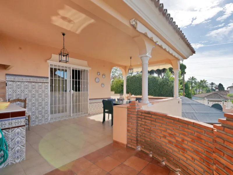 Welcome to this stunning classic-style villa is located in Alta Vista, San Pedro de Alcántara, Málaga. With a plot size of 1000m² and a built area of 500m², this property offers ample space to enjoy life on the Costa del Sol.