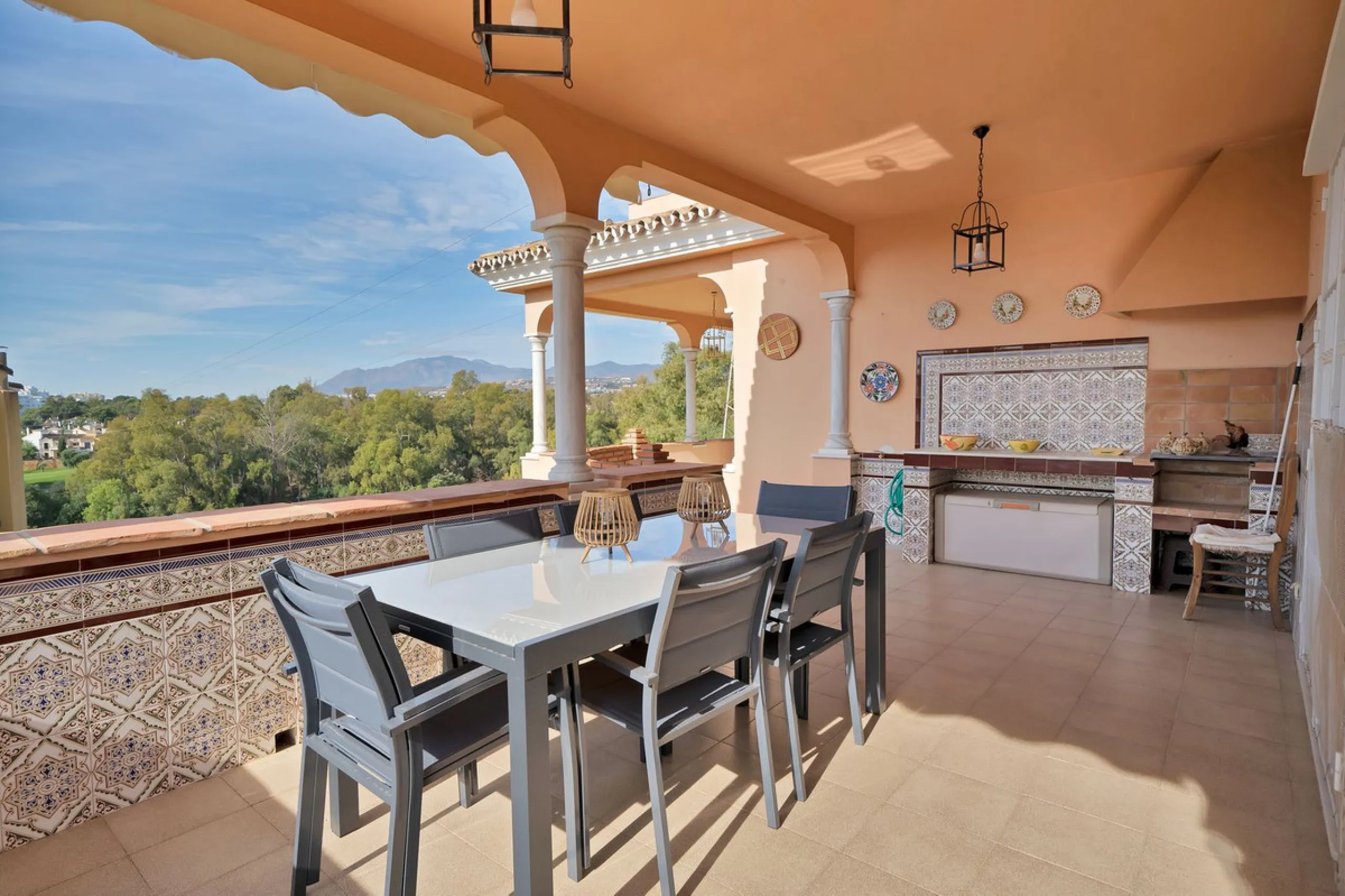 Welcome to this stunning classic-style villa is located in Alta Vista, San Pedro de Alcántara, Málaga. With a plot size of 1000m² and a built area of 500m², this property offers ample space to enjoy life on the Costa del Sol.