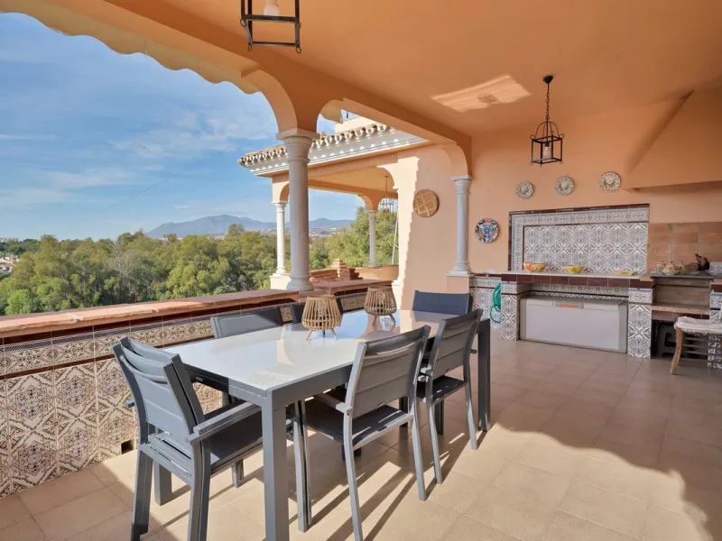 Welcome to this stunning classic-style villa is located in Alta Vista, San Pedro de Alcántara, Málaga. With a plot size of 1000m² and a built area of 500m², this property offers ample space to enjoy life on the Costa del Sol.