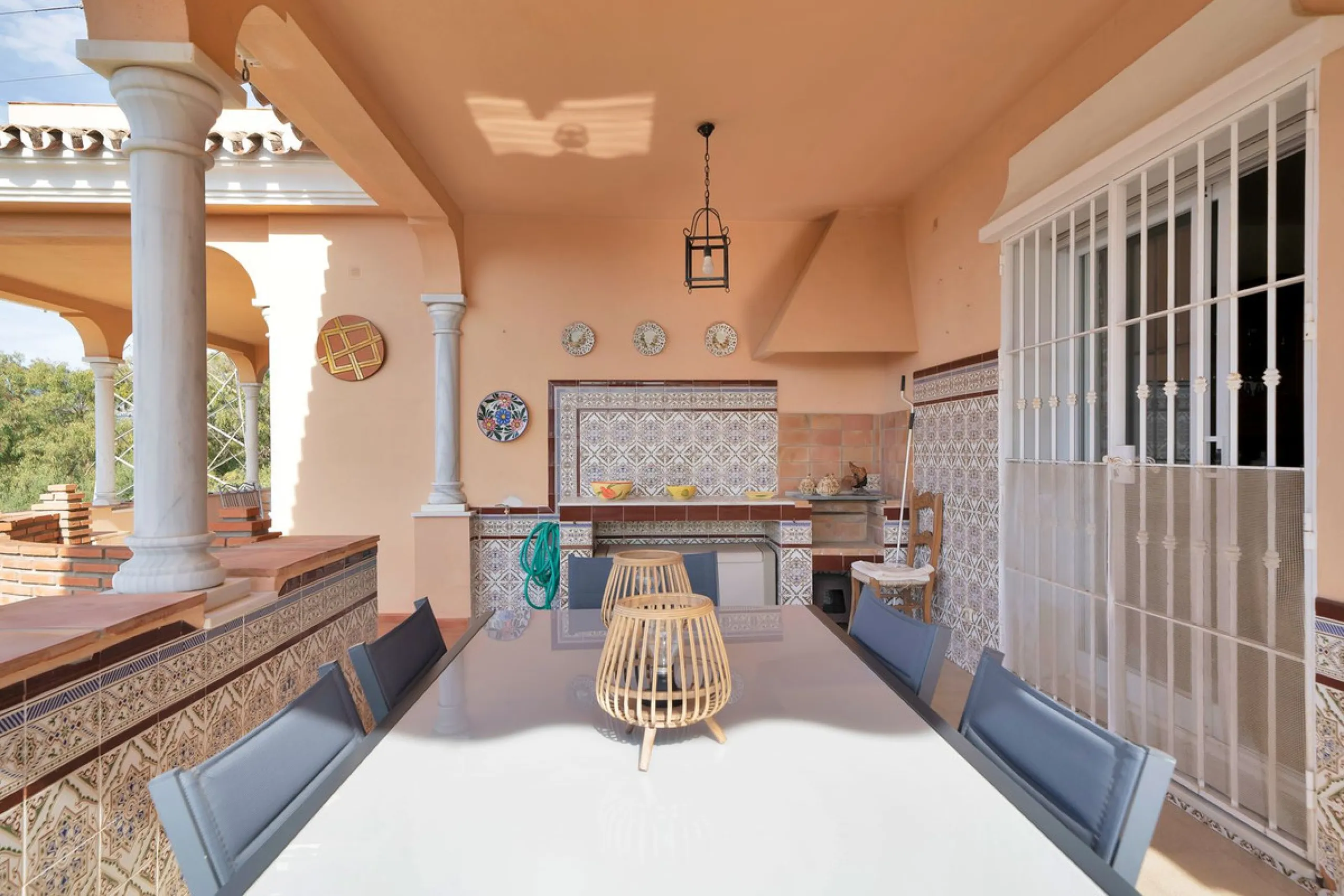 Welcome to this stunning classic-style villa is located in Alta Vista, San Pedro de Alcántara, Málaga. With a plot size of 1000m² and a built area of 500m², this property offers ample space to enjoy life on the Costa del Sol.