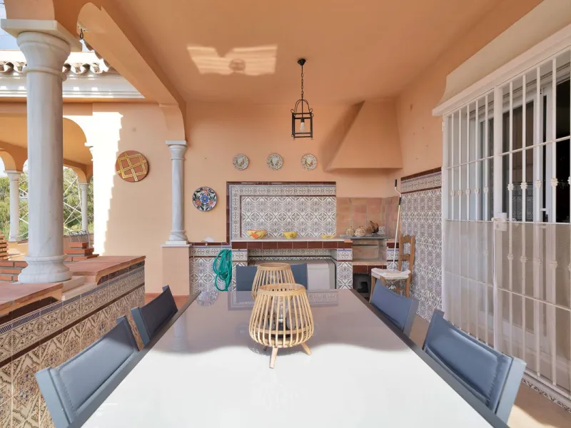 Welcome to this stunning classic-style villa is located in Alta Vista, San Pedro de Alcántara, Málaga. With a plot size of 1000m² and a built area of 500m², this property offers ample space to enjoy life on the Costa del Sol.