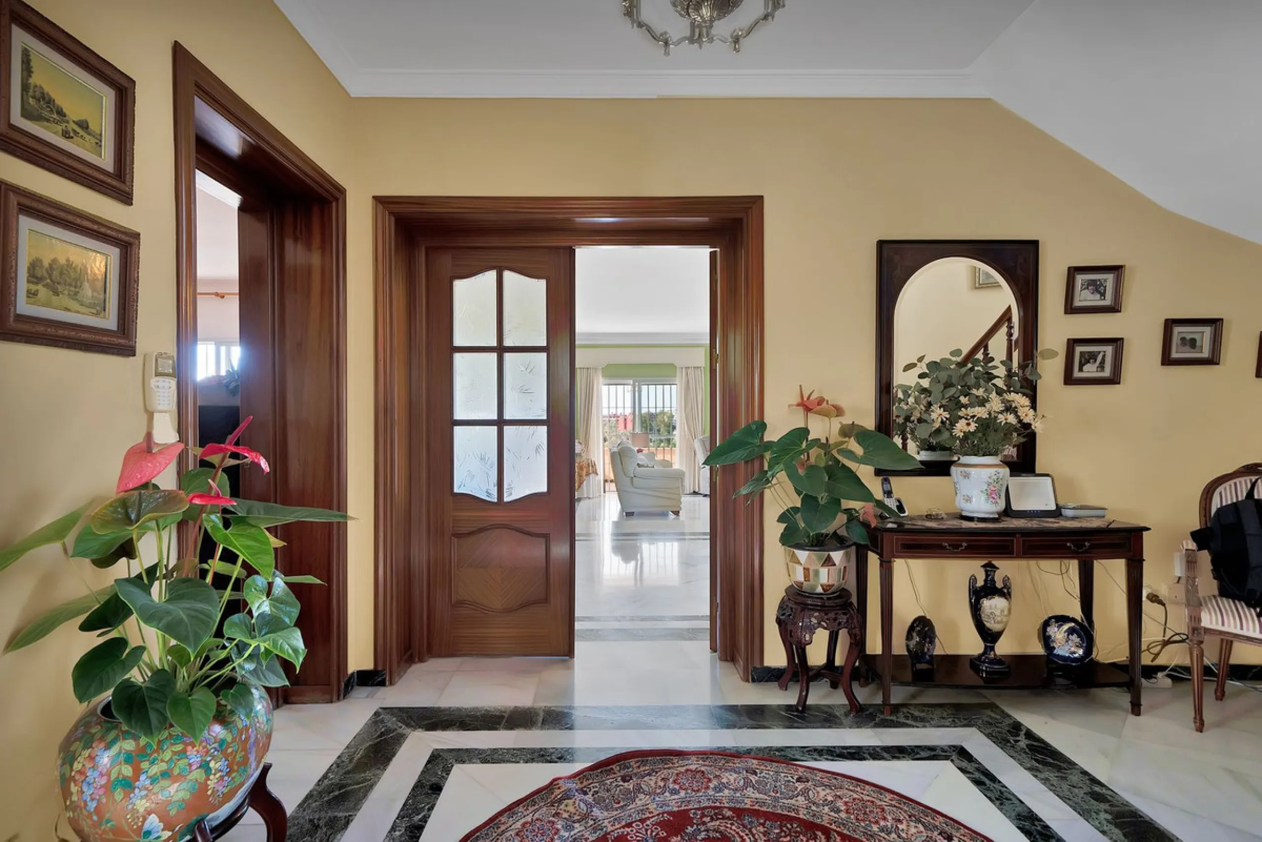 Welcome to this stunning classic-style villa is located in Alta Vista, San Pedro de Alcántara, Málaga. With a plot size of 1000m² and a built area of 500m², this property offers ample space to enjoy life on the Costa del Sol.