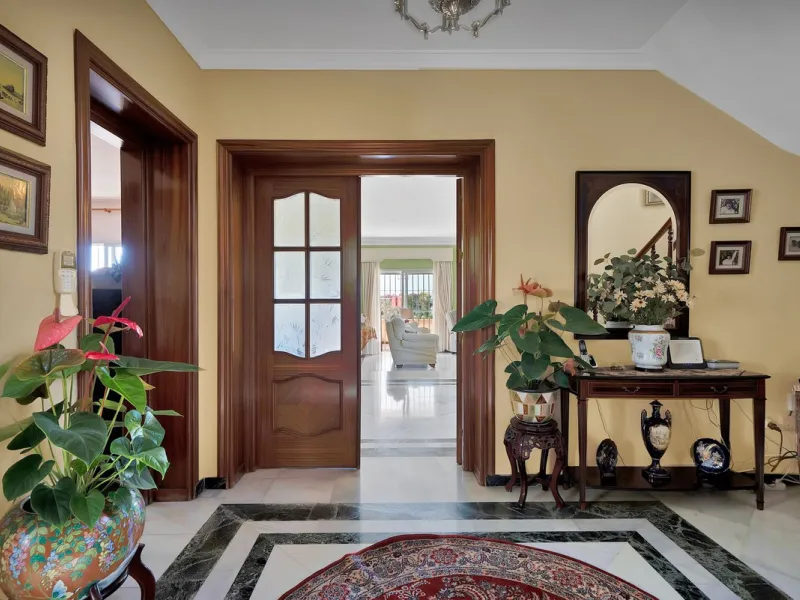 Welcome to this stunning classic-style villa is located in Alta Vista, San Pedro de Alcántara, Málaga. With a plot size of 1000m² and a built area of 500m², this property offers ample space to enjoy life on the Costa del Sol.