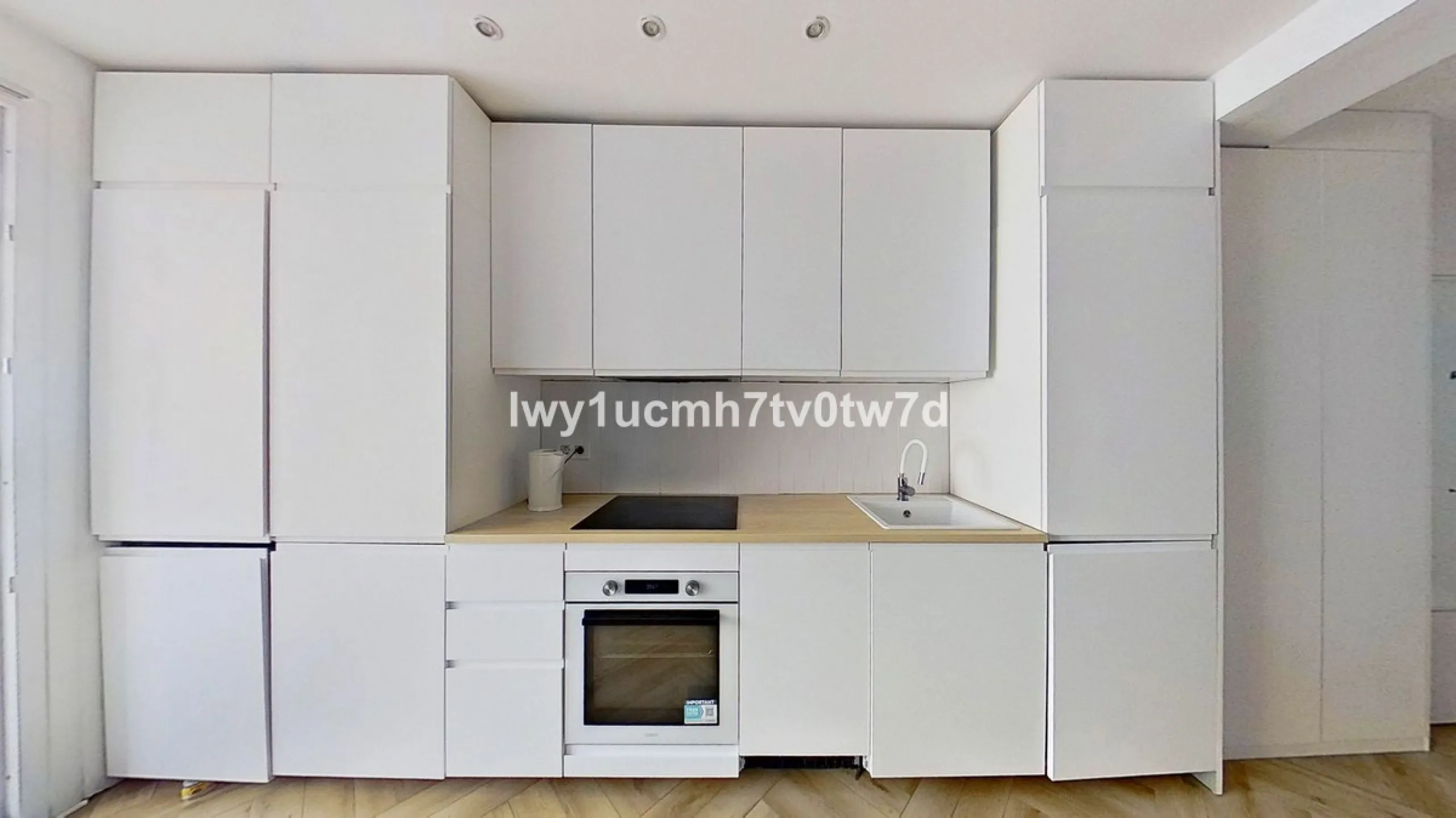 We are pleased to present this EXCLUSIVE 72 m² flat, renovated for maximum comfort in one of the most sought-after areas of Malaga, where there are 300 days of sunshine a year and a mild climate all year round. Discover your new home in the heart of Malag