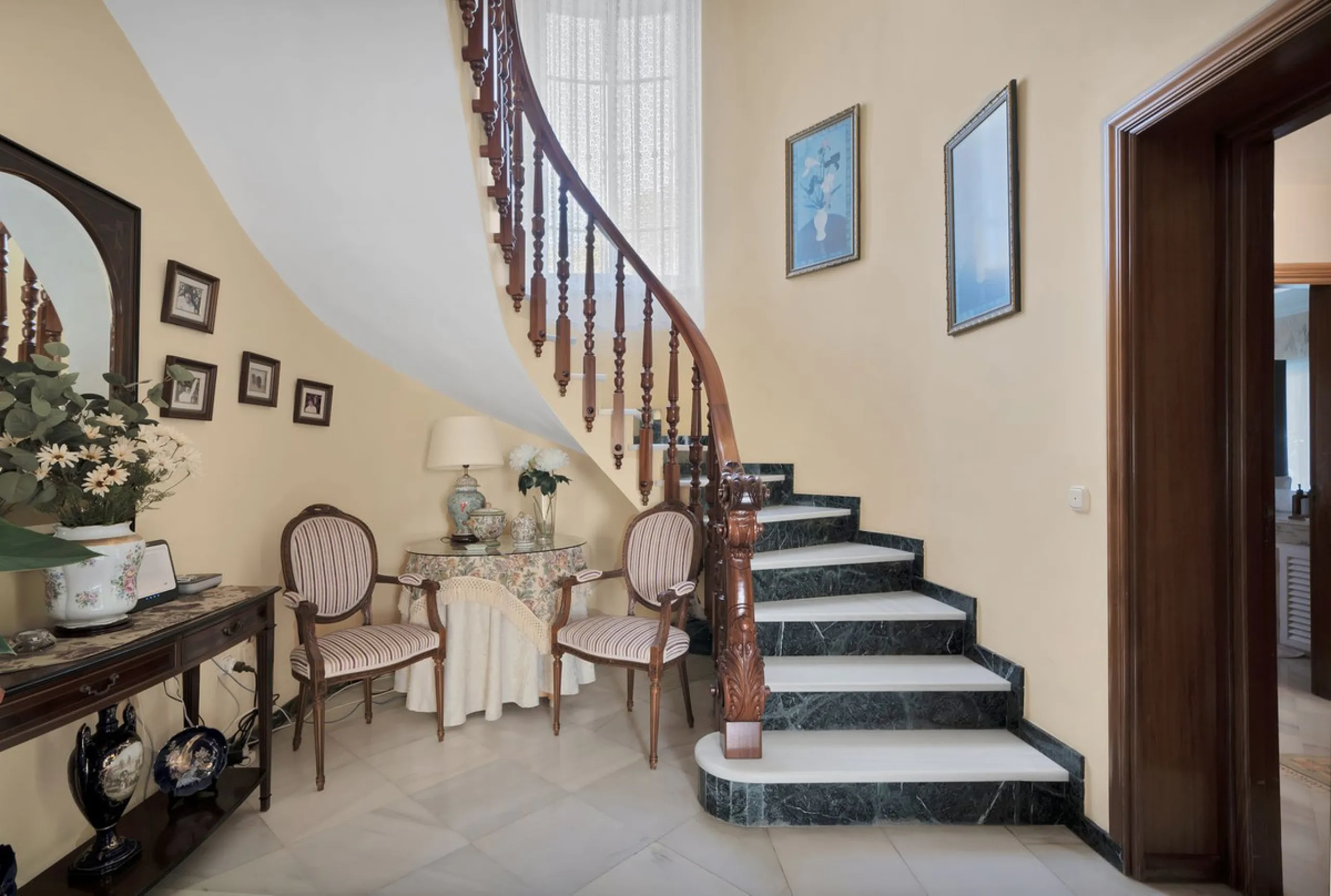 Welcome to this stunning classic-style villa is located in Alta Vista, San Pedro de Alcántara, Málaga. With a plot size of 1000m² and a built area of 500m², this property offers ample space to enjoy life on the Costa del Sol.