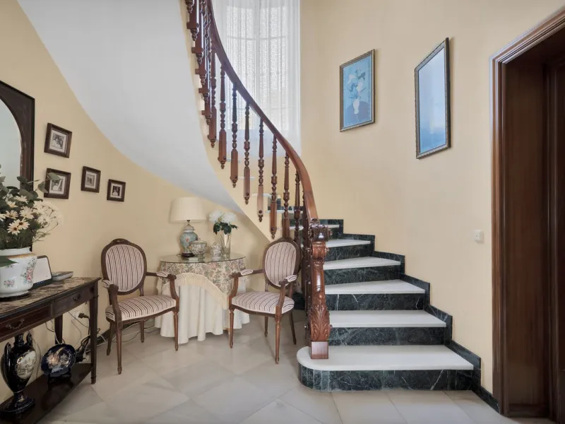 Welcome to this stunning classic-style villa is located in Alta Vista, San Pedro de Alcántara, Málaga. With a plot size of 1000m² and a built area of 500m², this property offers ample space to enjoy life on the Costa del Sol.