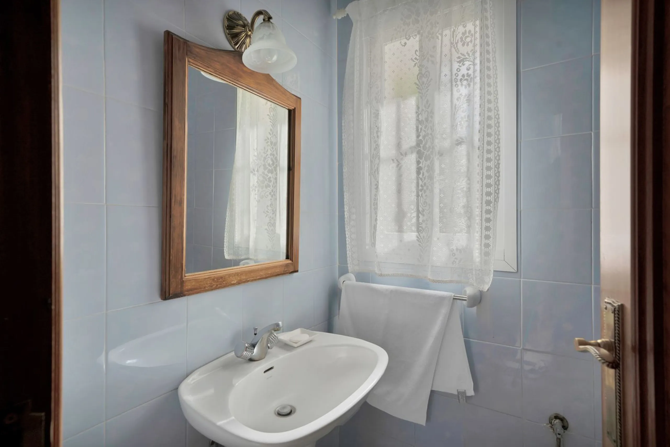 Welcome to this stunning classic-style villa is located in Alta Vista, San Pedro de Alcántara, Málaga. With a plot size of 1000m² and a built area of 500m², this property offers ample space to enjoy life on the Costa del Sol.