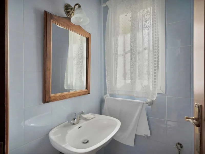 Welcome to this stunning classic-style villa is located in Alta Vista, San Pedro de Alcántara, Málaga. With a plot size of 1000m² and a built area of 500m², this property offers ample space to enjoy life on the Costa del Sol.