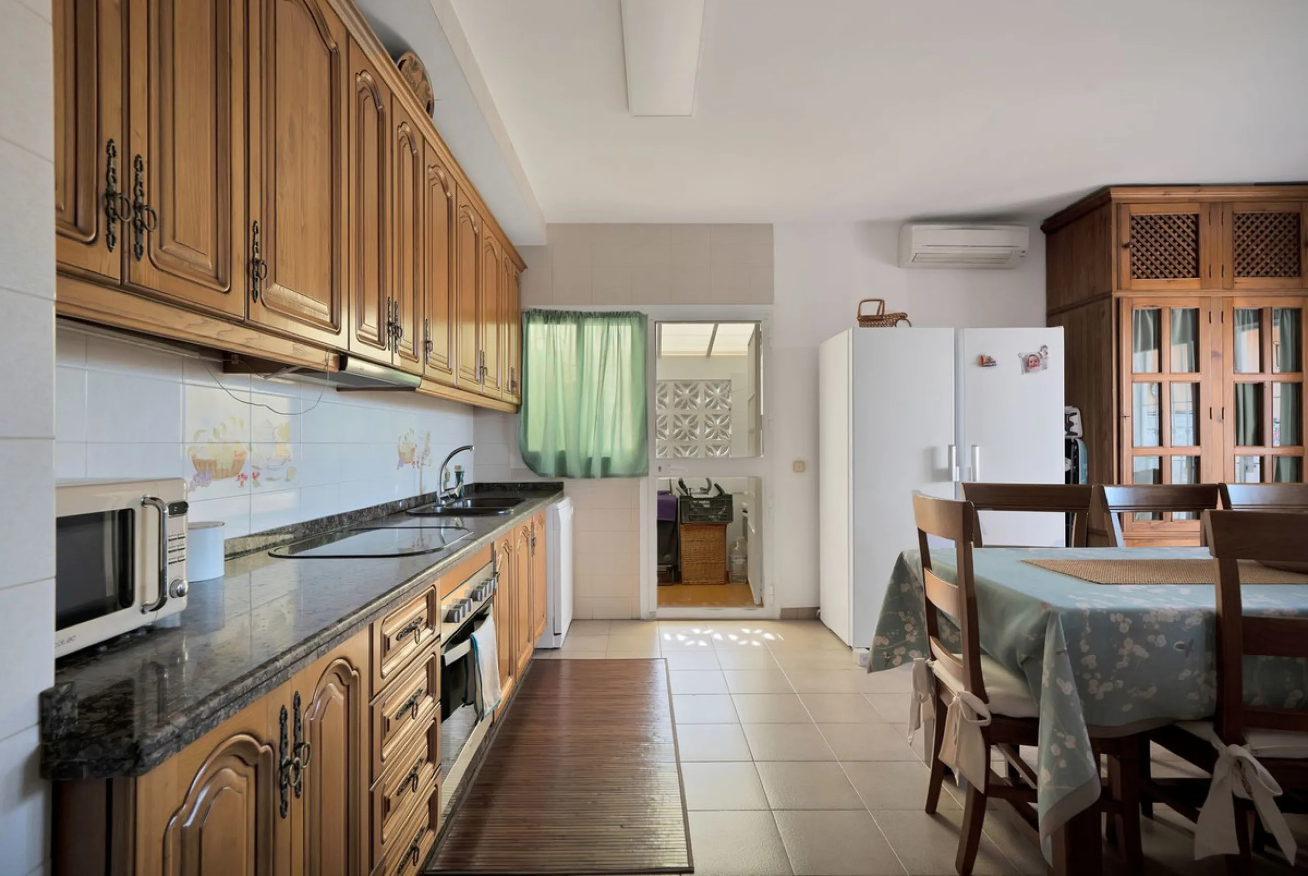 Welcome to this stunning classic-style villa is located in Alta Vista, San Pedro de Alcántara, Málaga. With a plot size of 1000m² and a built area of 500m², this property offers ample space to enjoy life on the Costa del Sol.