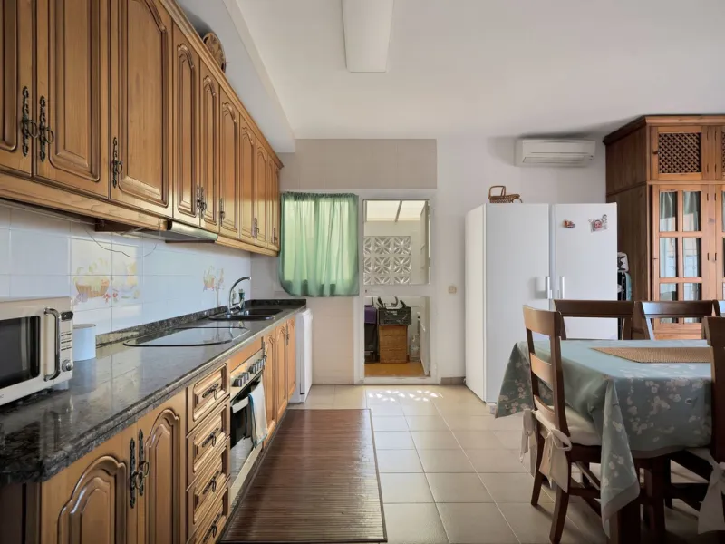 Welcome to this stunning classic-style villa is located in Alta Vista, San Pedro de Alcántara, Málaga. With a plot size of 1000m² and a built area of 500m², this property offers ample space to enjoy life on the Costa del Sol.