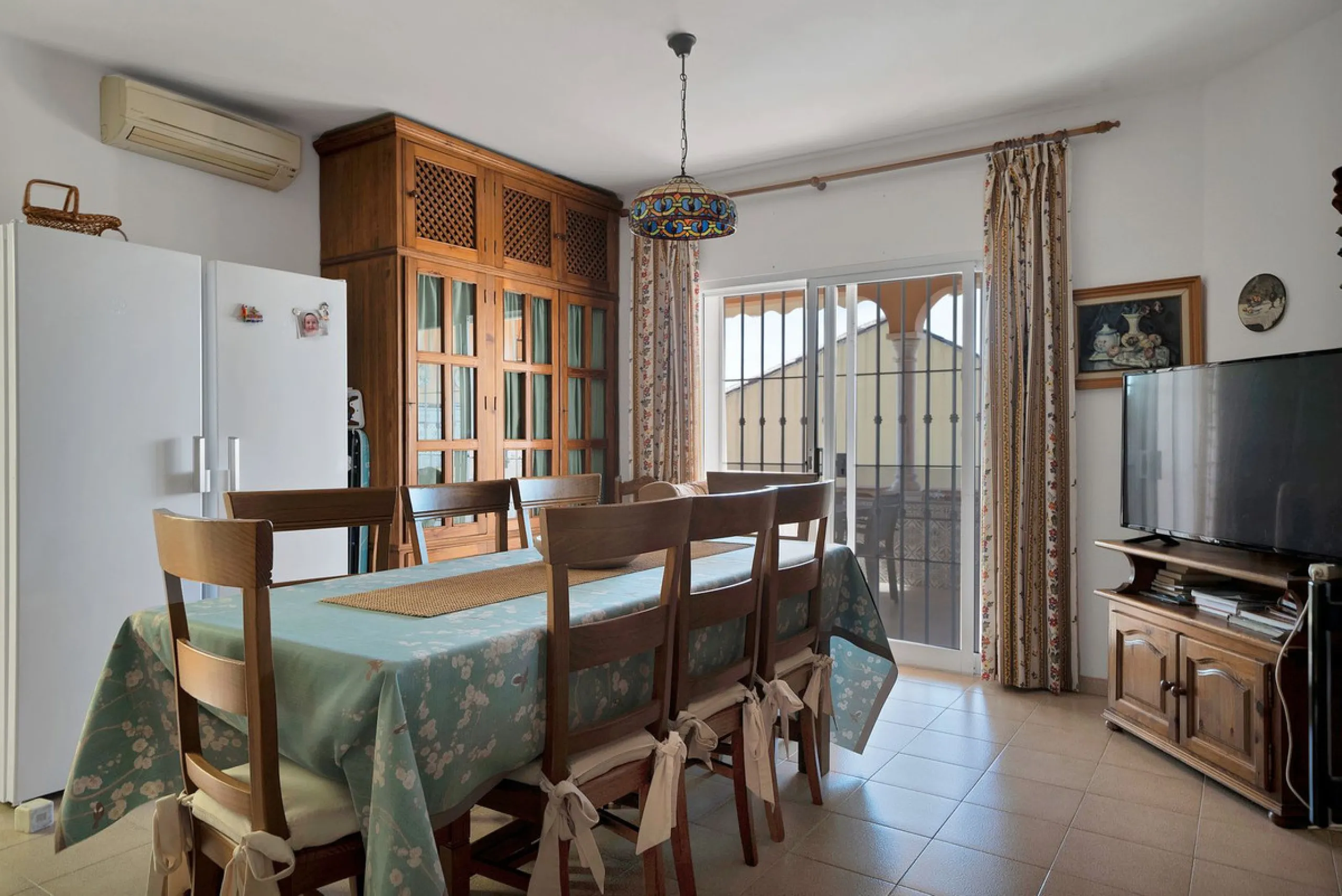 Welcome to this stunning classic-style villa is located in Alta Vista, San Pedro de Alcántara, Málaga. With a plot size of 1000m² and a built area of 500m², this property offers ample space to enjoy life on the Costa del Sol.