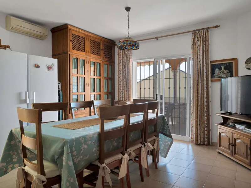 Welcome to this stunning classic-style villa is located in Alta Vista, San Pedro de Alcántara, Málaga. With a plot size of 1000m² and a built area of 500m², this property offers ample space to enjoy life on the Costa del Sol.