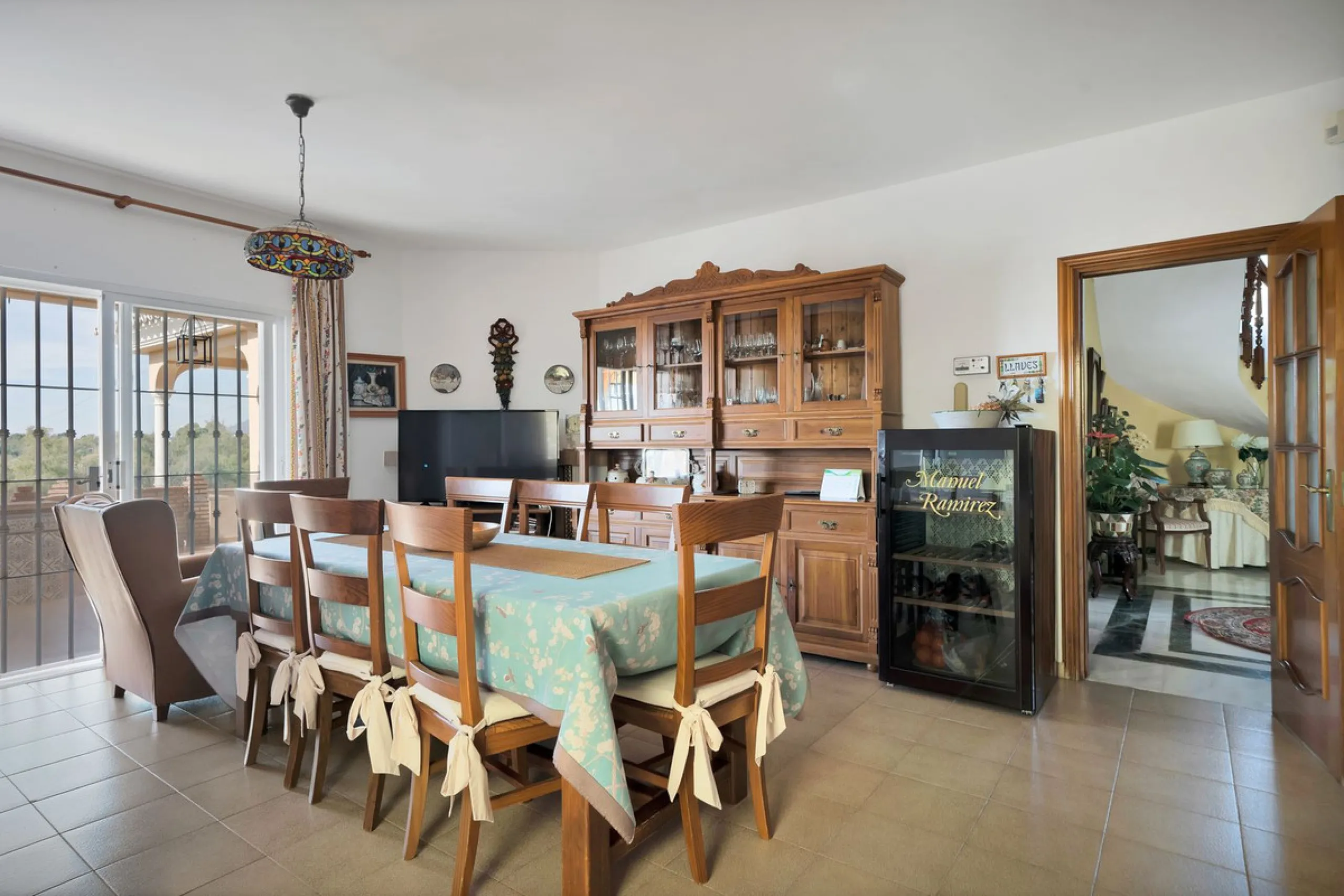 Welcome to this stunning classic-style villa is located in Alta Vista, San Pedro de Alcántara, Málaga. With a plot size of 1000m² and a built area of 500m², this property offers ample space to enjoy life on the Costa del Sol.