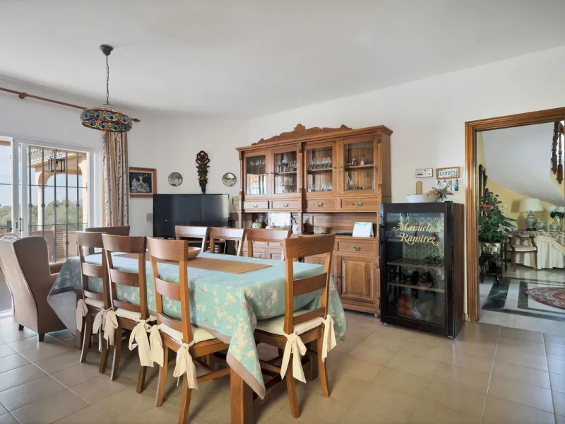 Welcome to this stunning classic-style villa is located in Alta Vista, San Pedro de Alcántara, Málaga. With a plot size of 1000m² and a built area of 500m², this property offers ample space to enjoy life on the Costa del Sol.