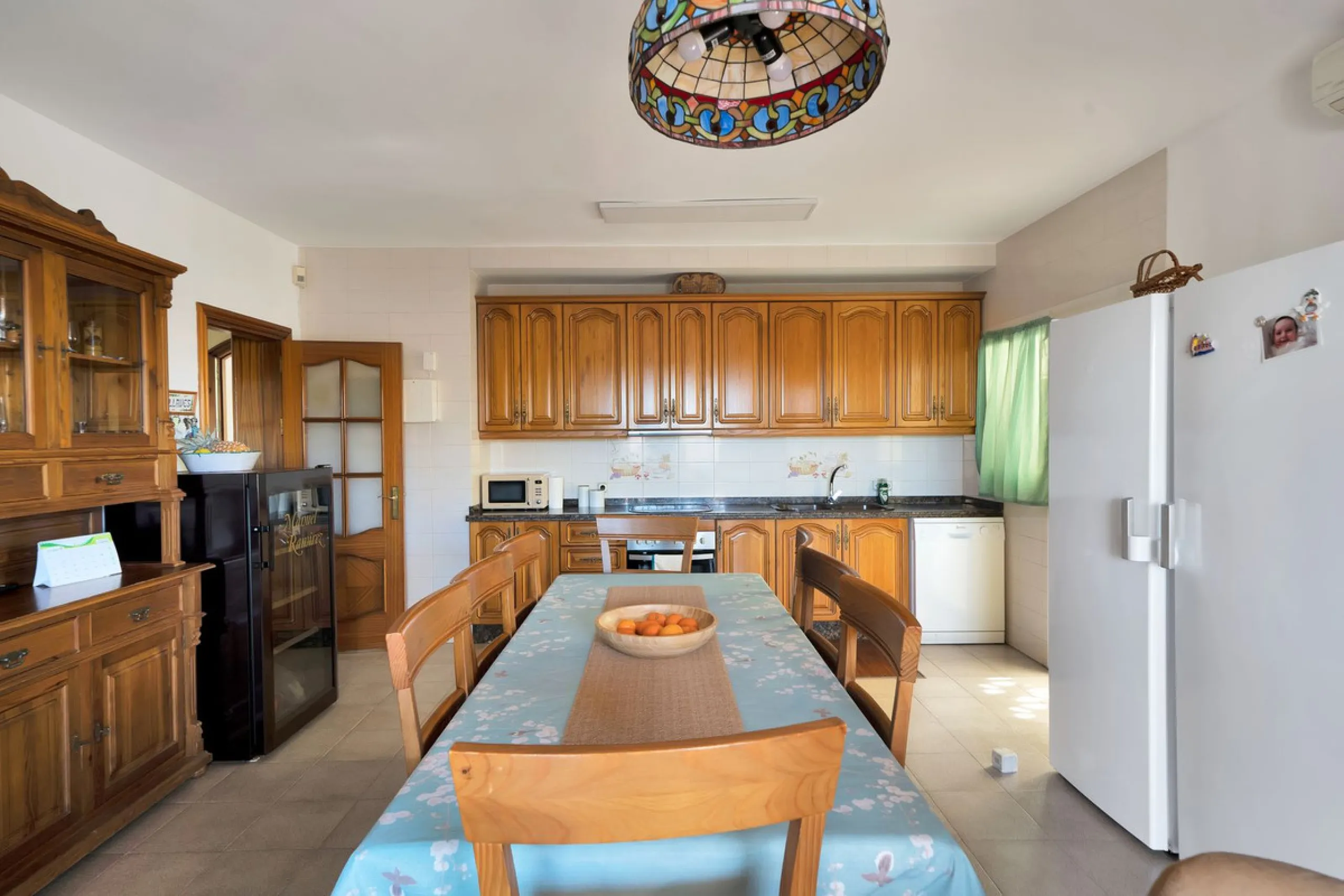 Welcome to this stunning classic-style villa is located in Alta Vista, San Pedro de Alcántara, Málaga. With a plot size of 1000m² and a built area of 500m², this property offers ample space to enjoy life on the Costa del Sol.