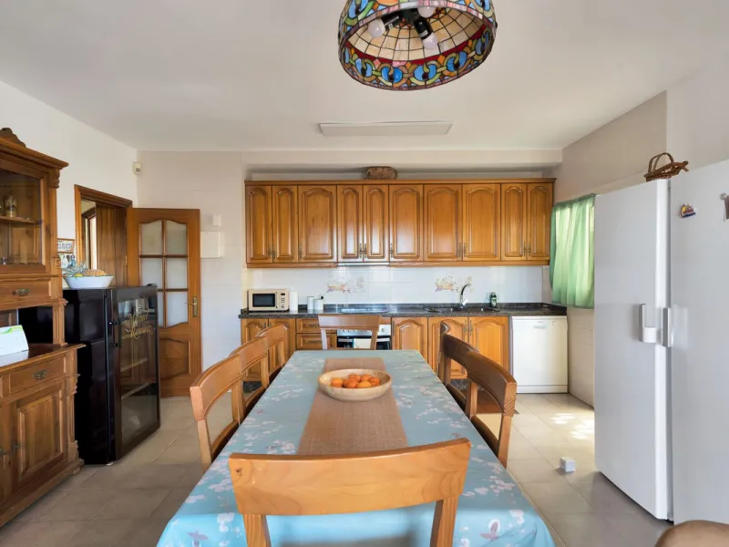 Welcome to this stunning classic-style villa is located in Alta Vista, San Pedro de Alcántara, Málaga. With a plot size of 1000m² and a built area of 500m², this property offers ample space to enjoy life on the Costa del Sol.