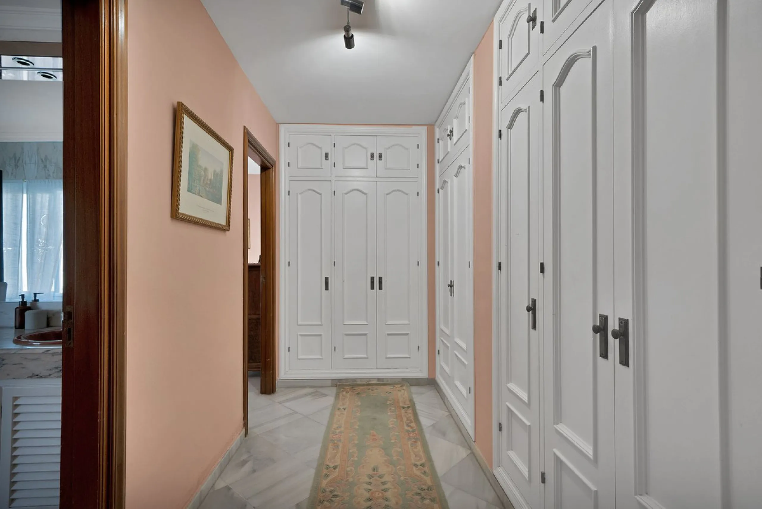 Welcome to this stunning classic-style villa is located in Alta Vista, San Pedro de Alcántara, Málaga. With a plot size of 1000m² and a built area of 500m², this property offers ample space to enjoy life on the Costa del Sol.
