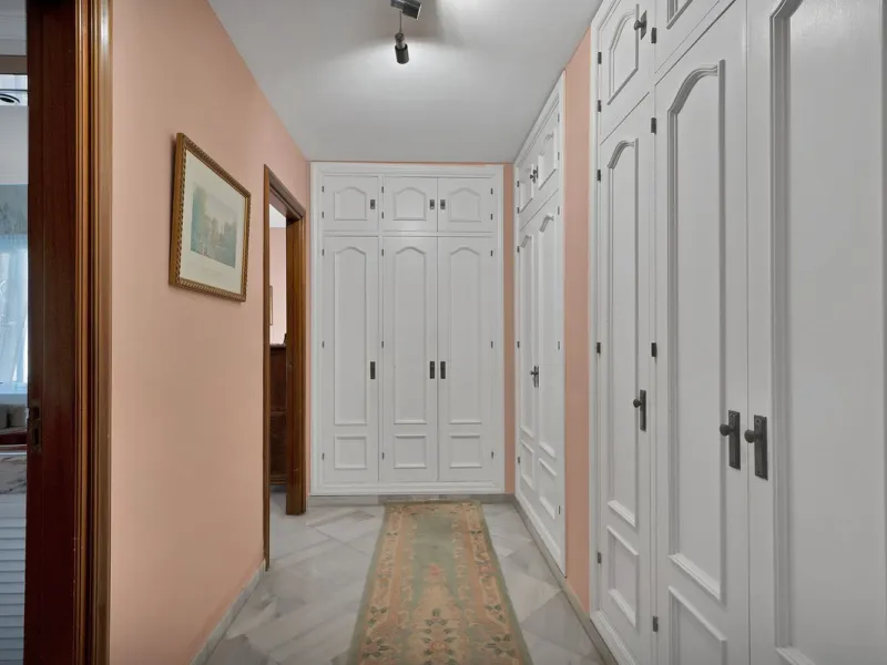Welcome to this stunning classic-style villa is located in Alta Vista, San Pedro de Alcántara, Málaga. With a plot size of 1000m² and a built area of 500m², this property offers ample space to enjoy life on the Costa del Sol.