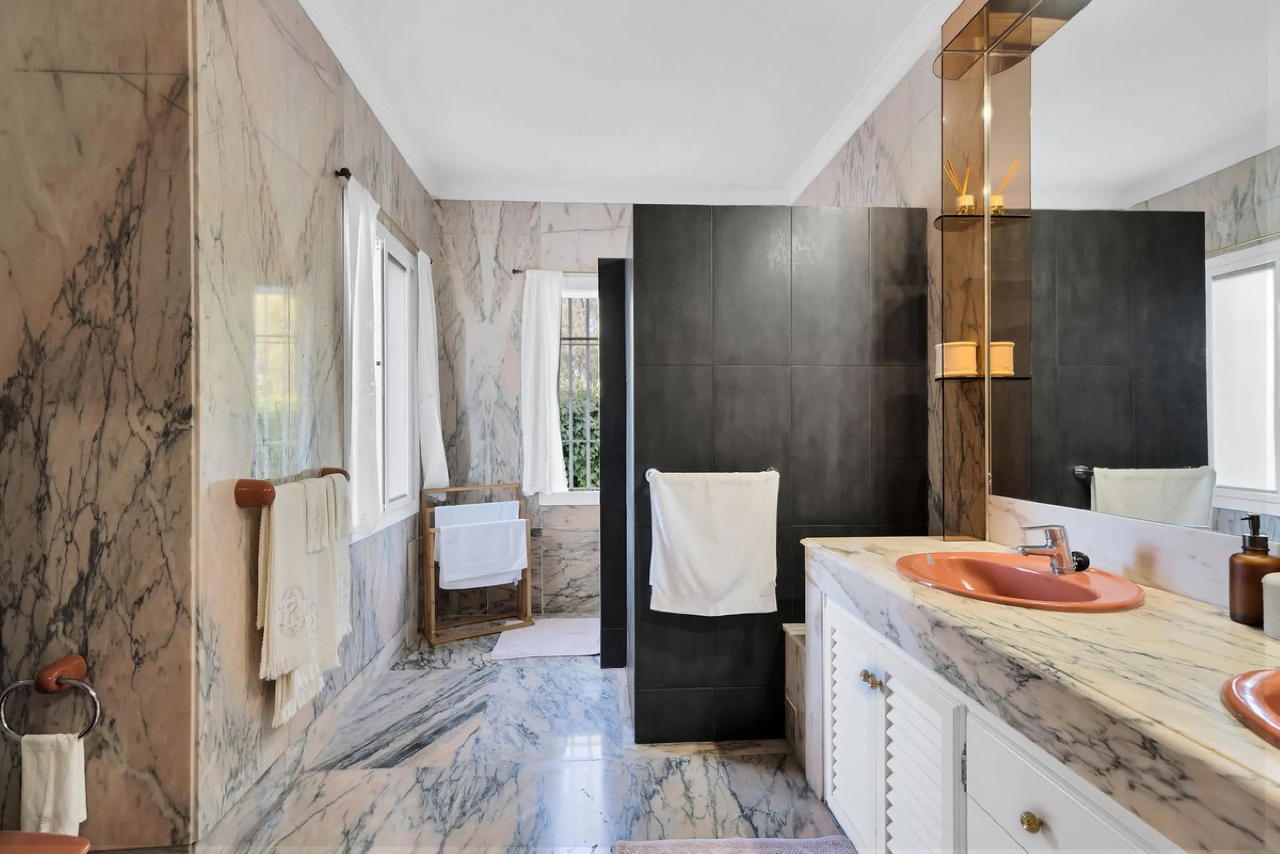 Welcome to this stunning classic-style villa is located in Alta Vista, San Pedro de Alcántara, Málaga. With a plot size of 1000m² and a built area of 500m², this property offers ample space to enjoy life on the Costa del Sol.