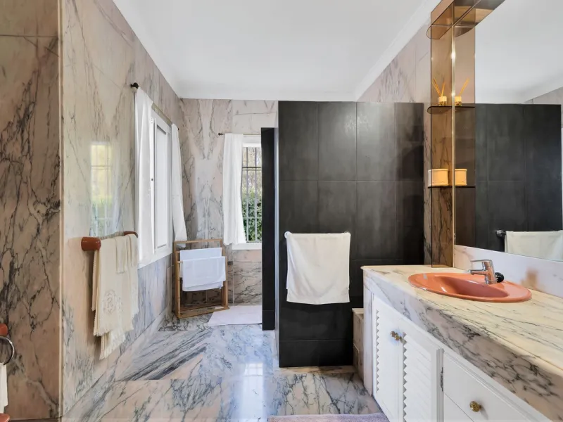 Welcome to this stunning classic-style villa is located in Alta Vista, San Pedro de Alcántara, Málaga. With a plot size of 1000m² and a built area of 500m², this property offers ample space to enjoy life on the Costa del Sol.