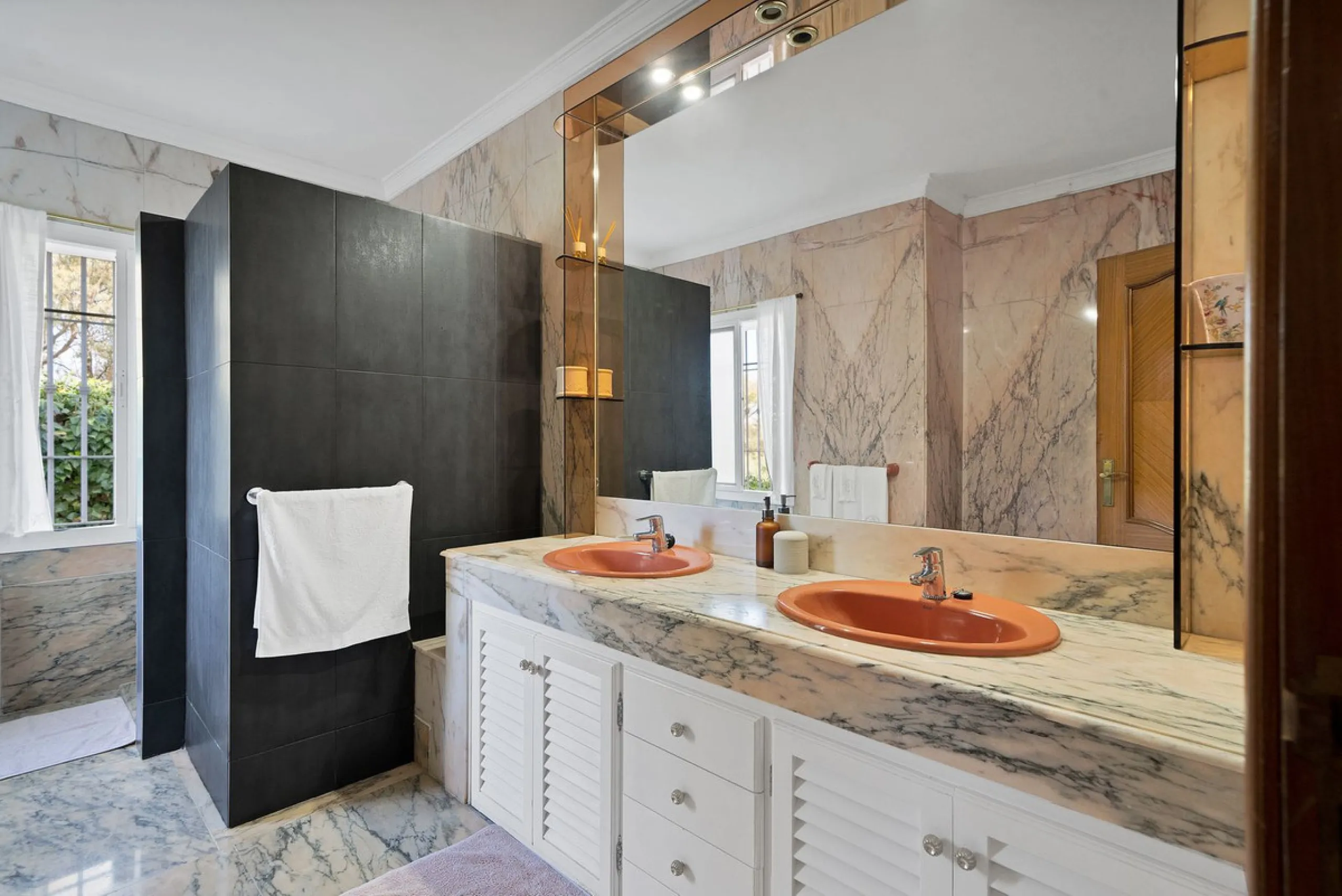 Welcome to this stunning classic-style villa is located in Alta Vista, San Pedro de Alcántara, Málaga. With a plot size of 1000m² and a built area of 500m², this property offers ample space to enjoy life on the Costa del Sol.