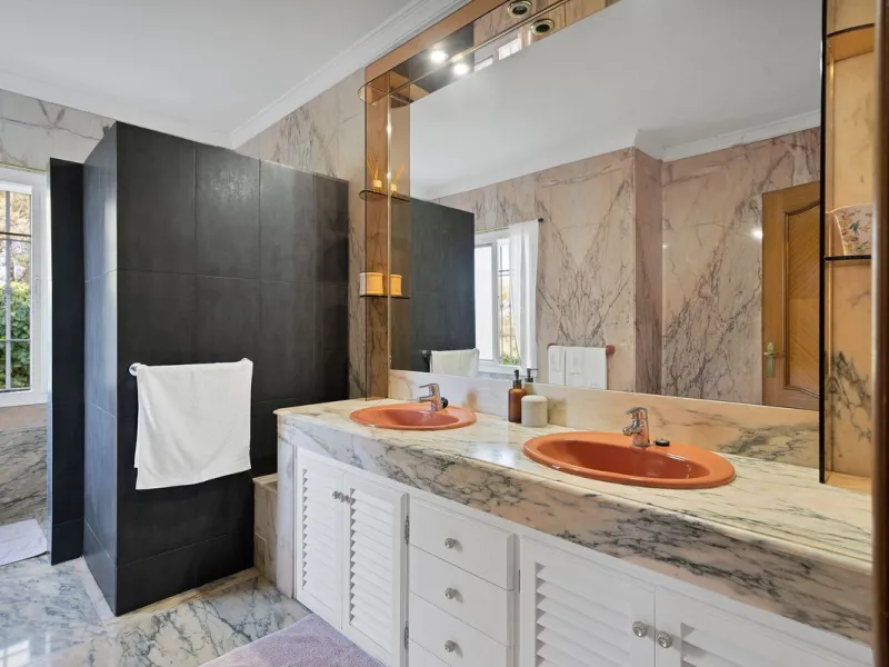 Welcome to this stunning classic-style villa is located in Alta Vista, San Pedro de Alcántara, Málaga. With a plot size of 1000m² and a built area of 500m², this property offers ample space to enjoy life on the Costa del Sol.