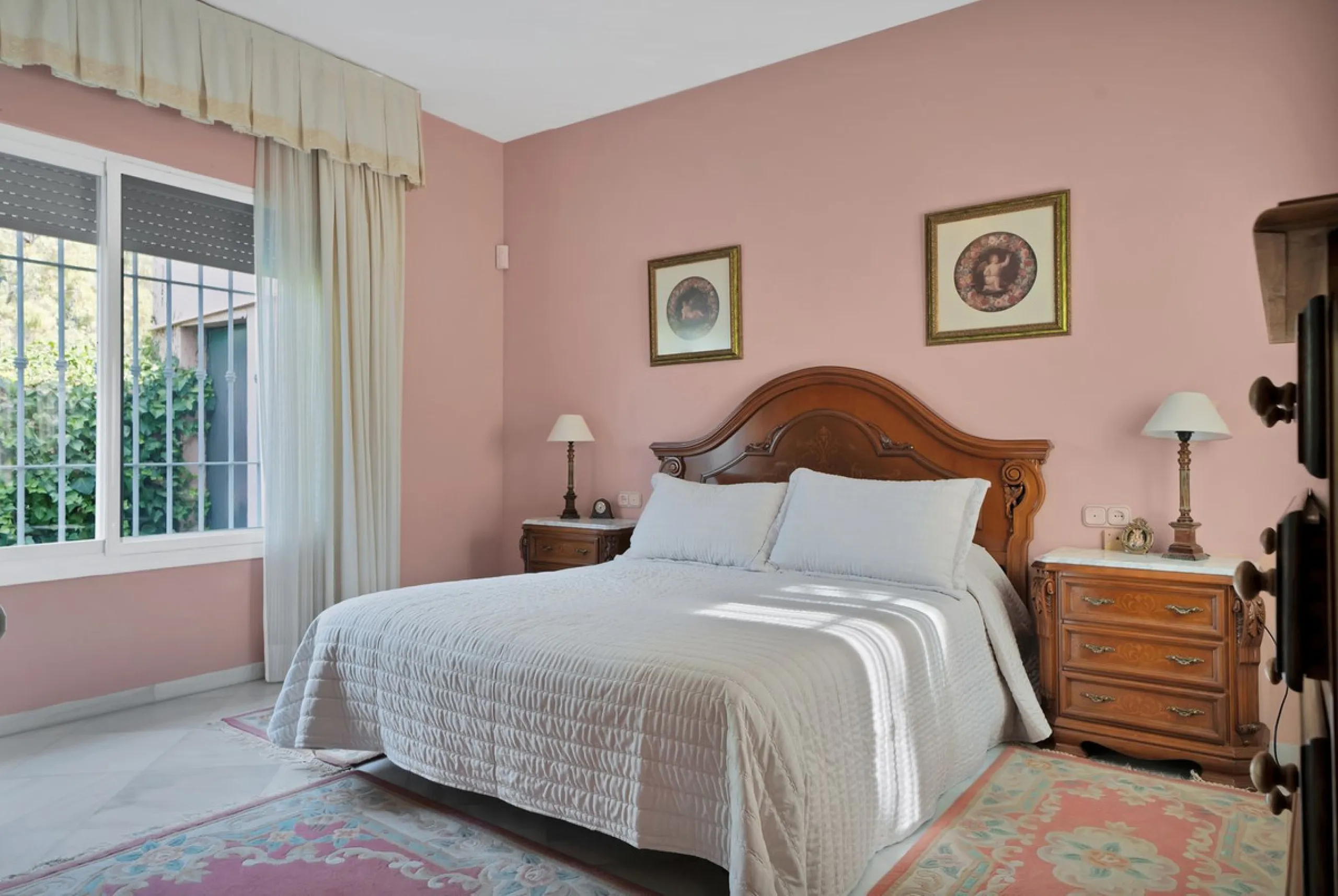 Welcome to this stunning classic-style villa is located in Alta Vista, San Pedro de Alcántara, Málaga. With a plot size of 1000m² and a built area of 500m², this property offers ample space to enjoy life on the Costa del Sol.